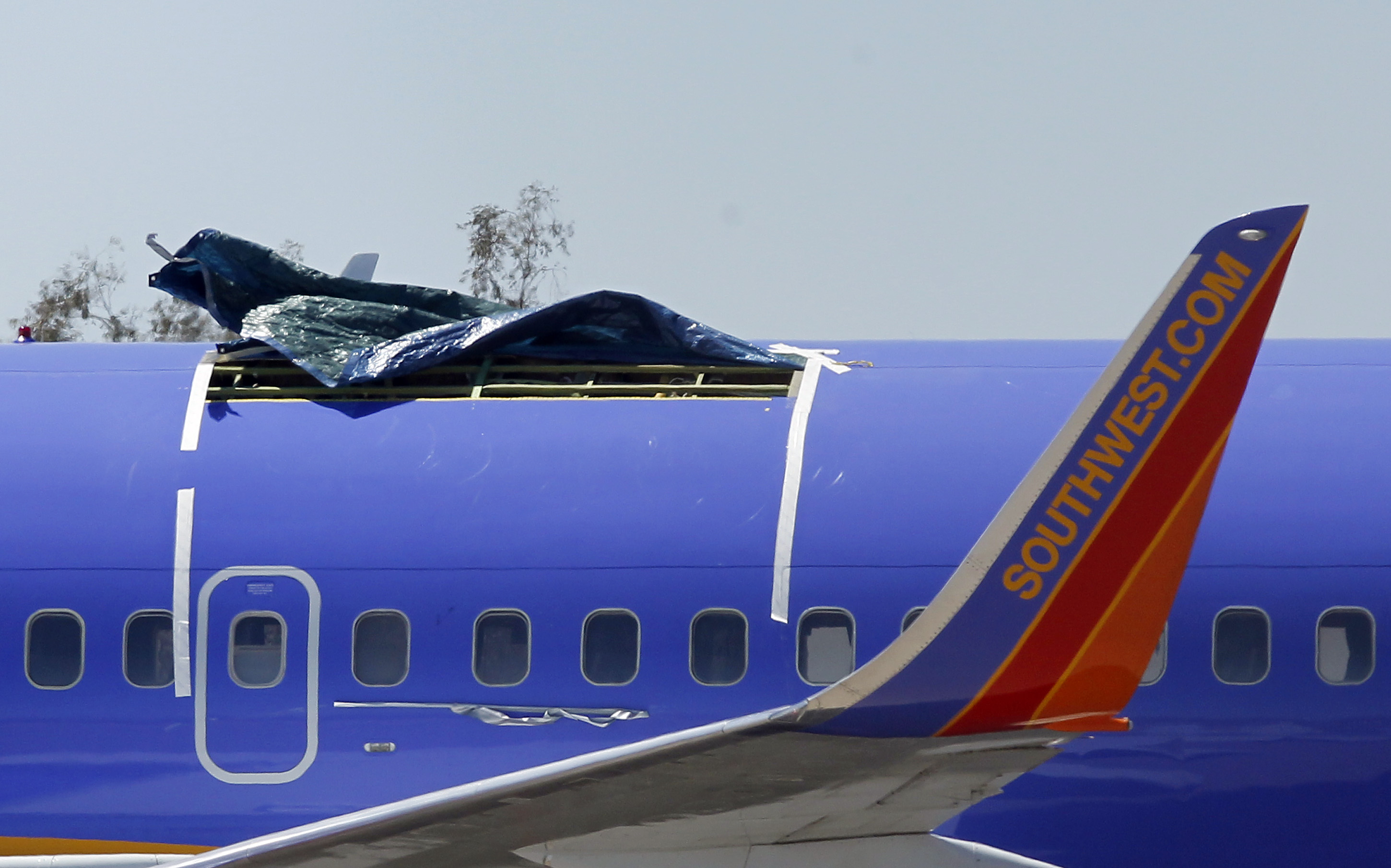 Southwest revisa 79 aviones tras aterrizaje de emergencia