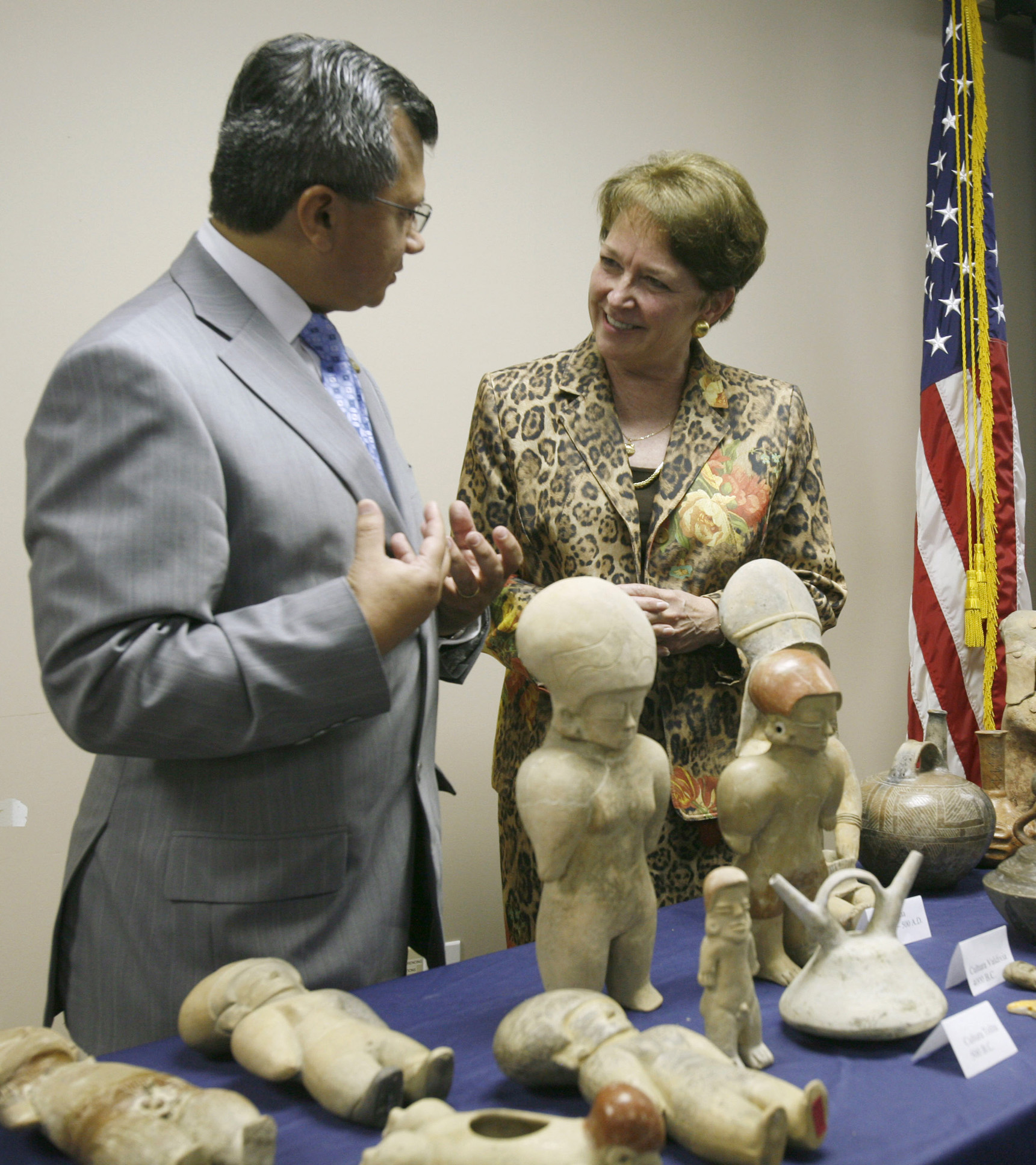 Ecuador expulsa a embajadora de Estados Unidos