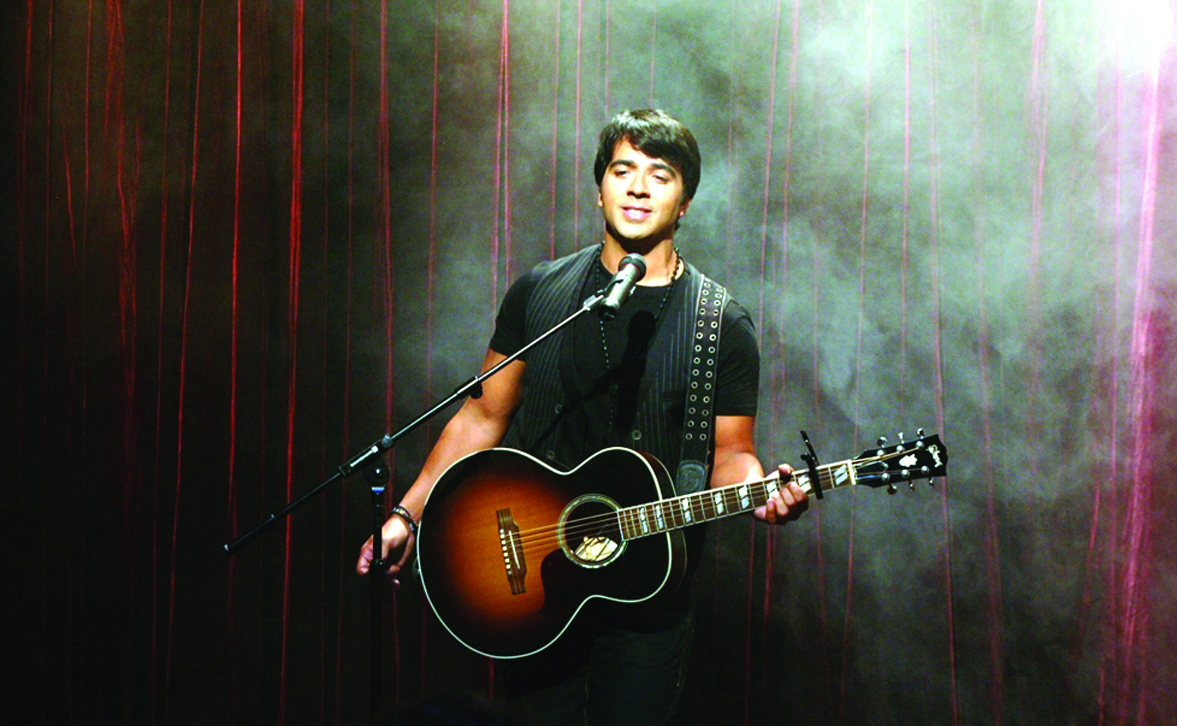 Luis Fonsi invita a "Gritar" los sentimientos en nuevo sencillo