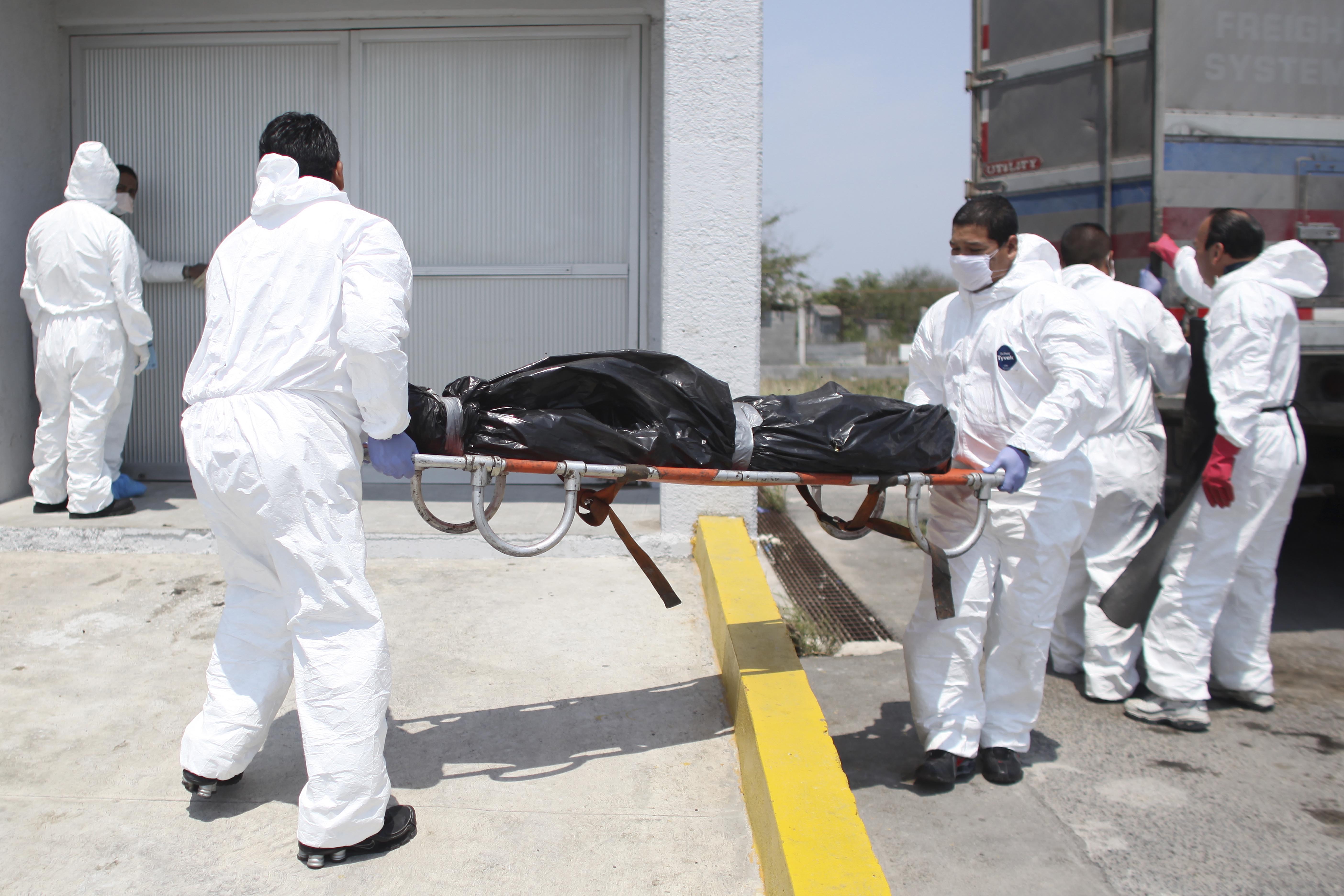 Suben a 88 cuerpos en fosas en noreste de M&eacute;xico