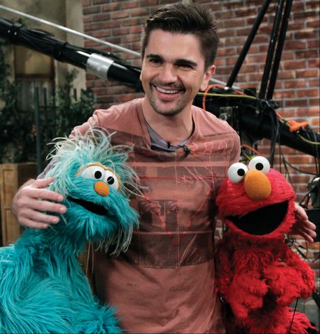 Juanes juega con Rosita y Elmo en “Plaza S&eacute;samo”
