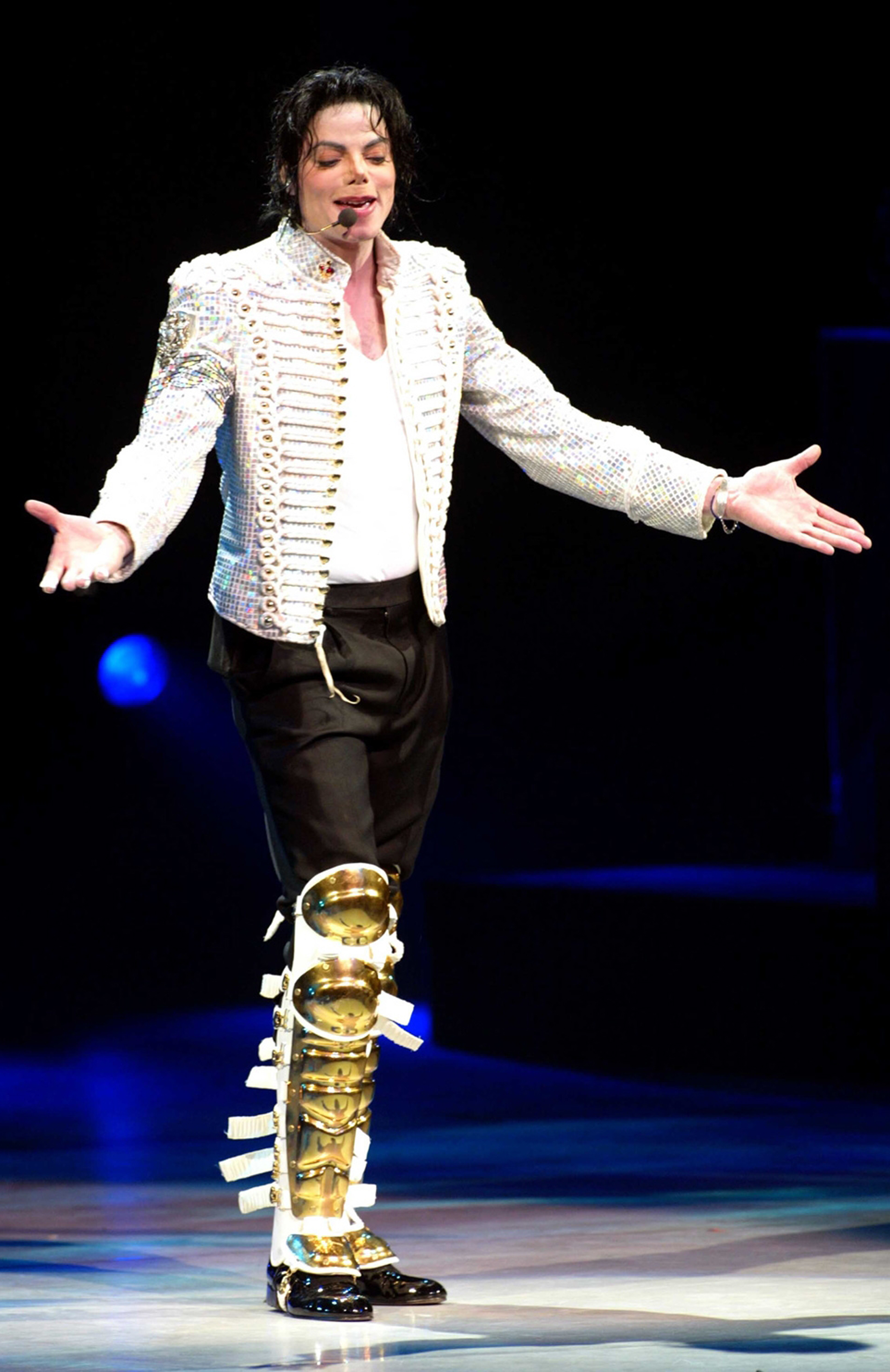 Permiten mostrar 2 fotos de autopsia de Jackson en juicio