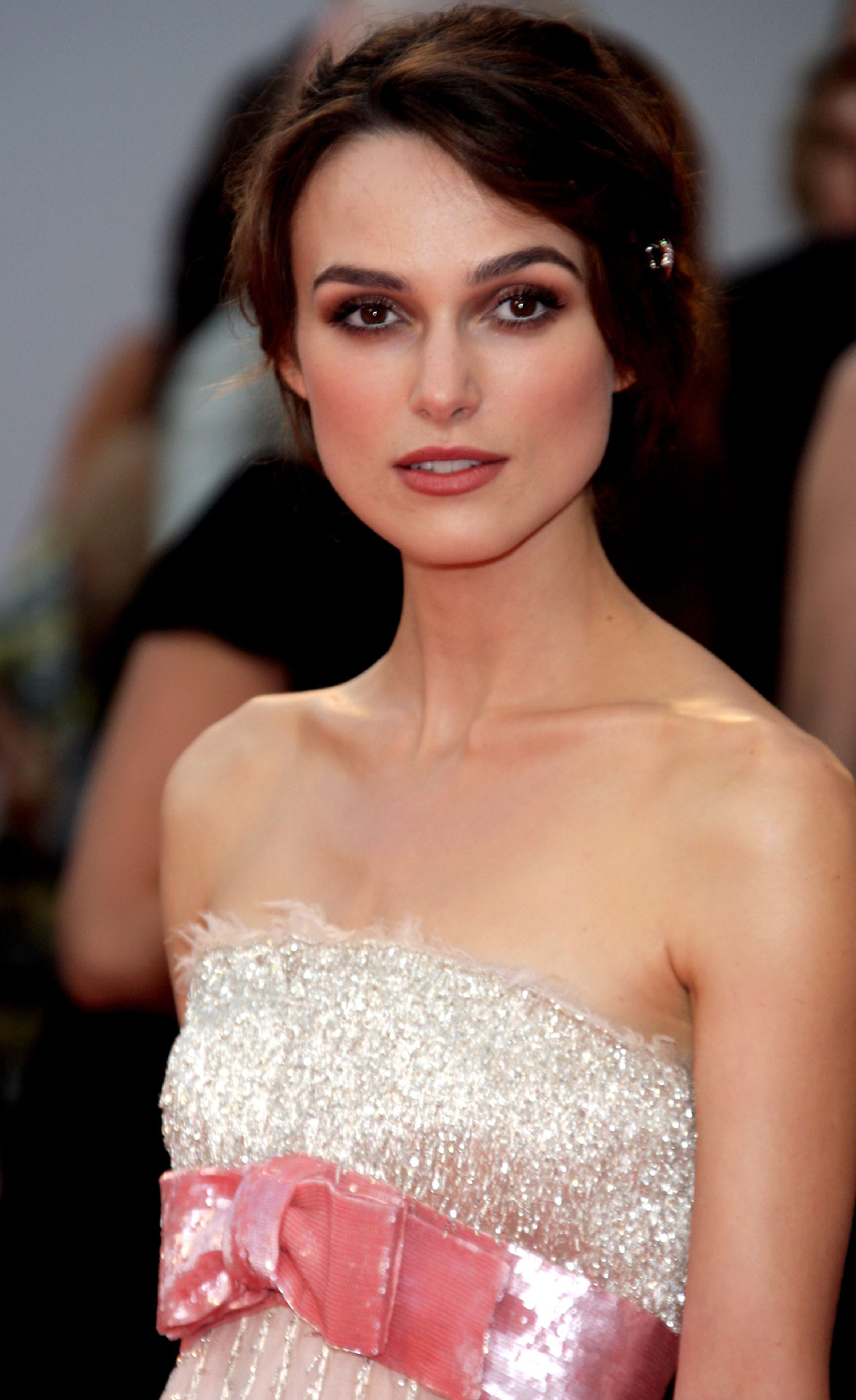 Luce Knightley como toda una dama