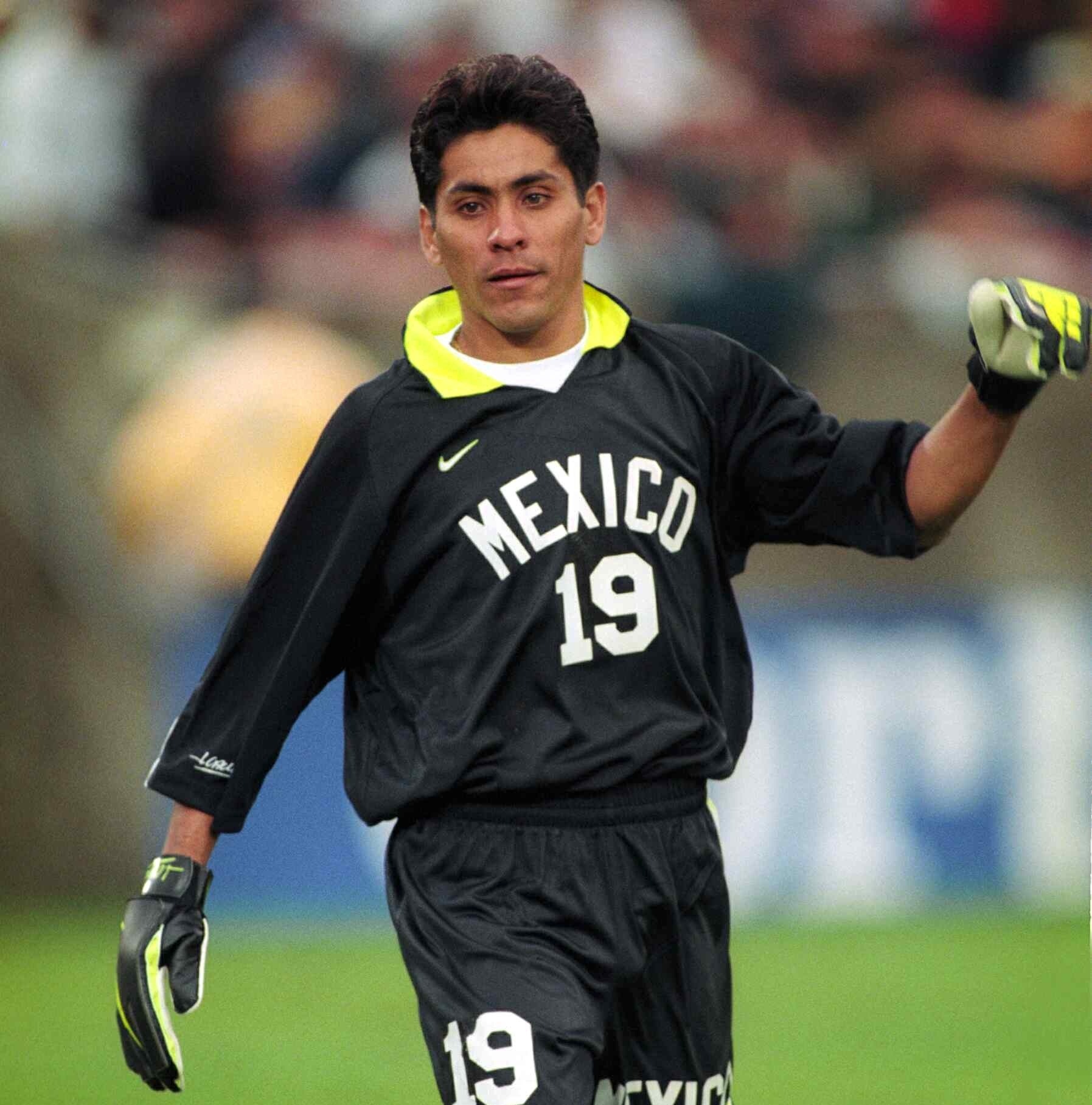 Ma&ntilde;ana Jorge Campos saluda al p&uuml;blico de Seattle