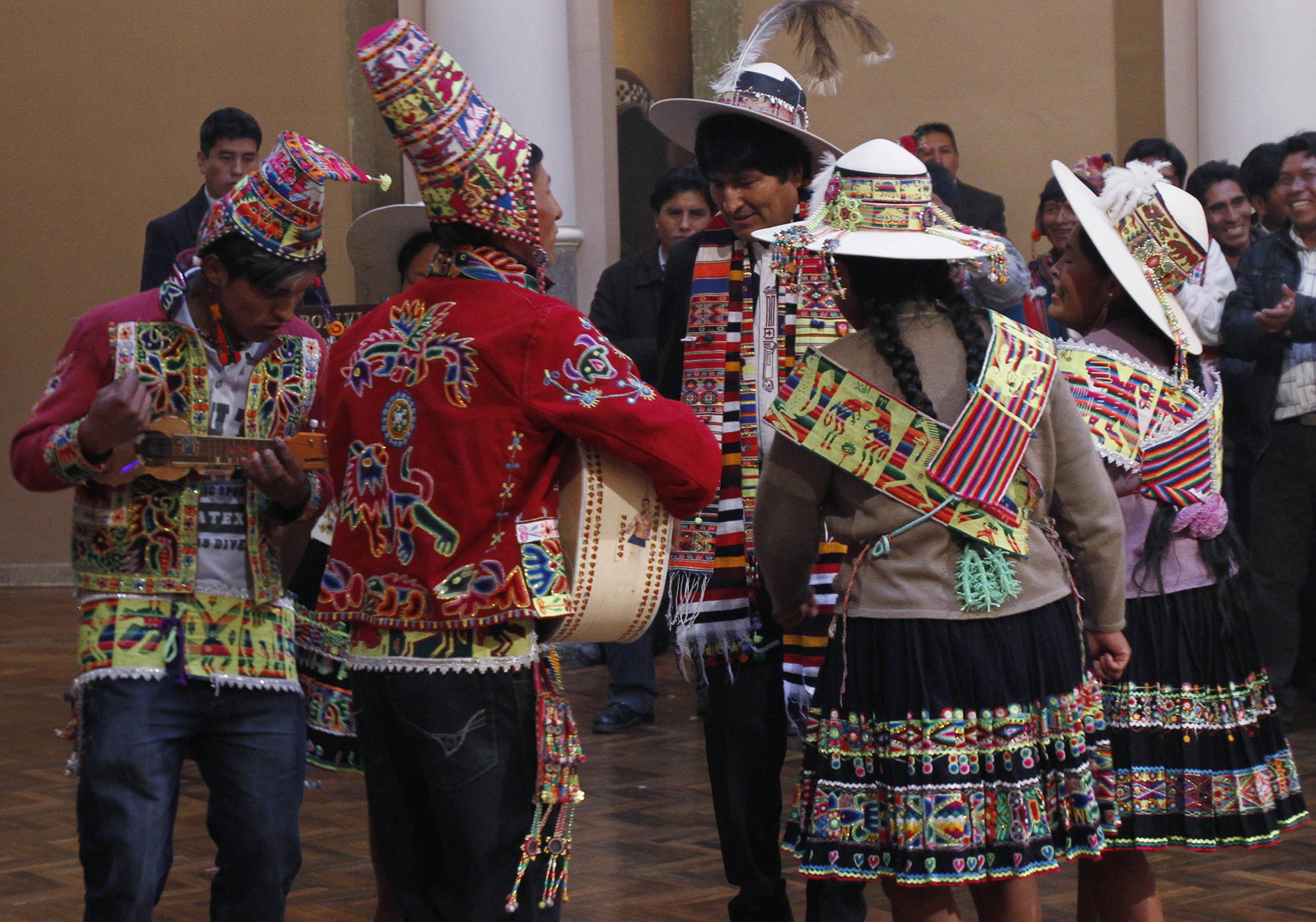 Bolivia: Ind&iacute;genas mantienen de rehenes a polic&iacute;as