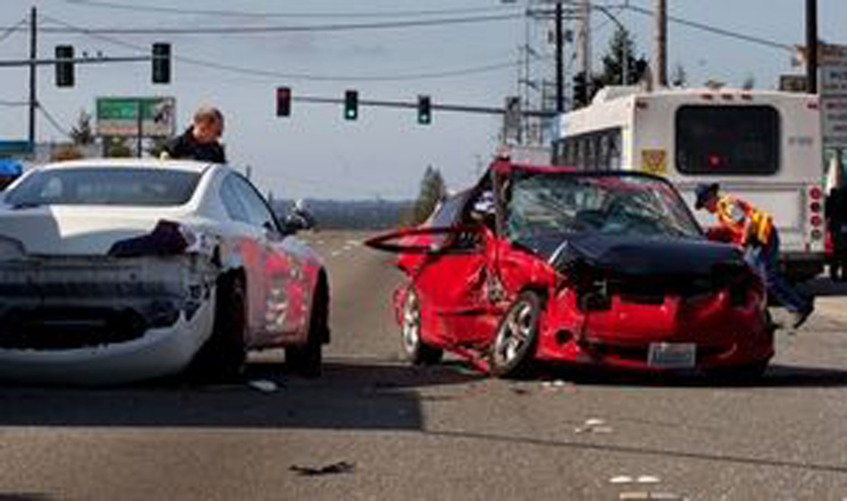 Choque entre 2 carros una camioneta y un autob&uacute;s