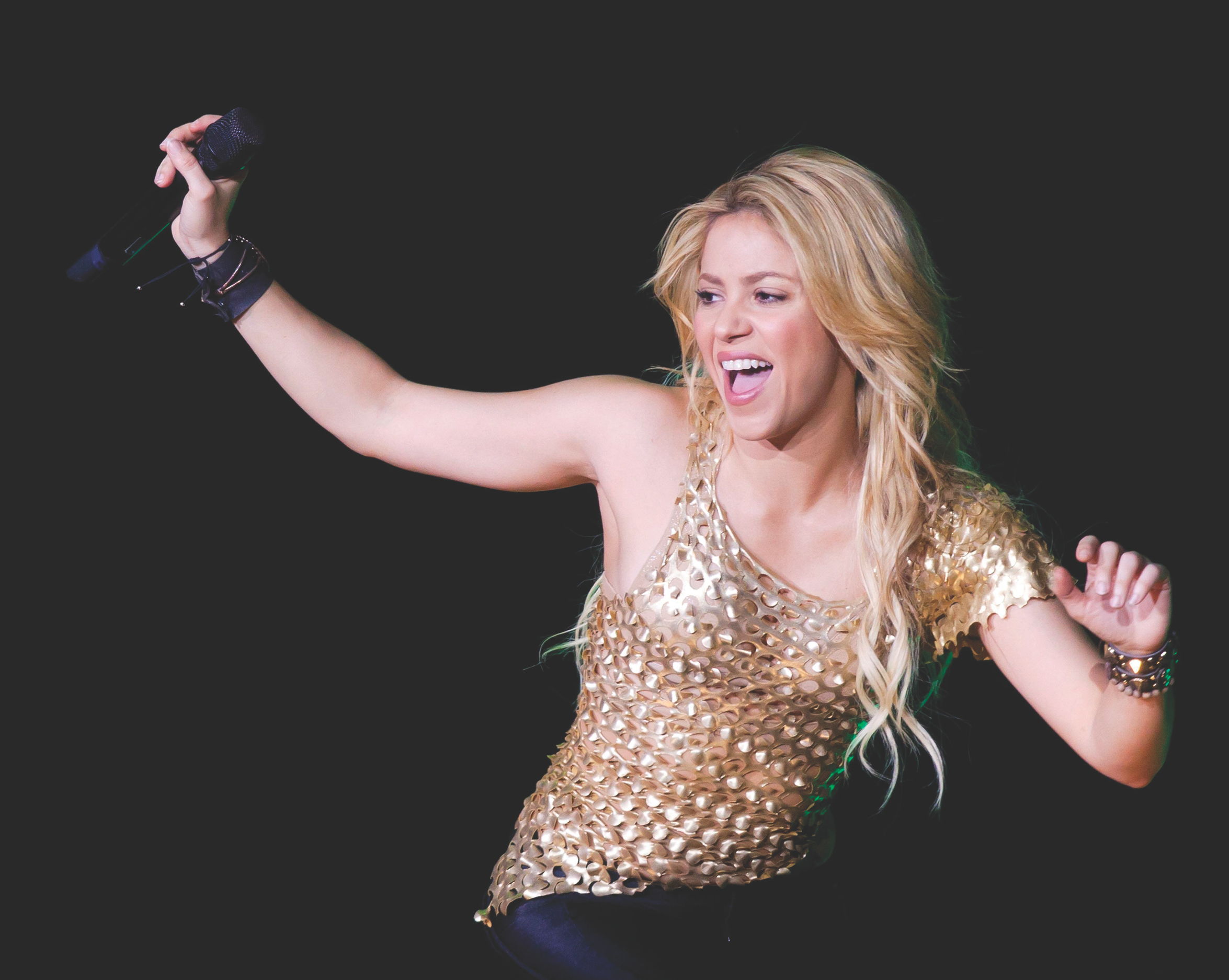 Shakira y guitarra a Ch&aacute;vez, gesto para unir pueblos