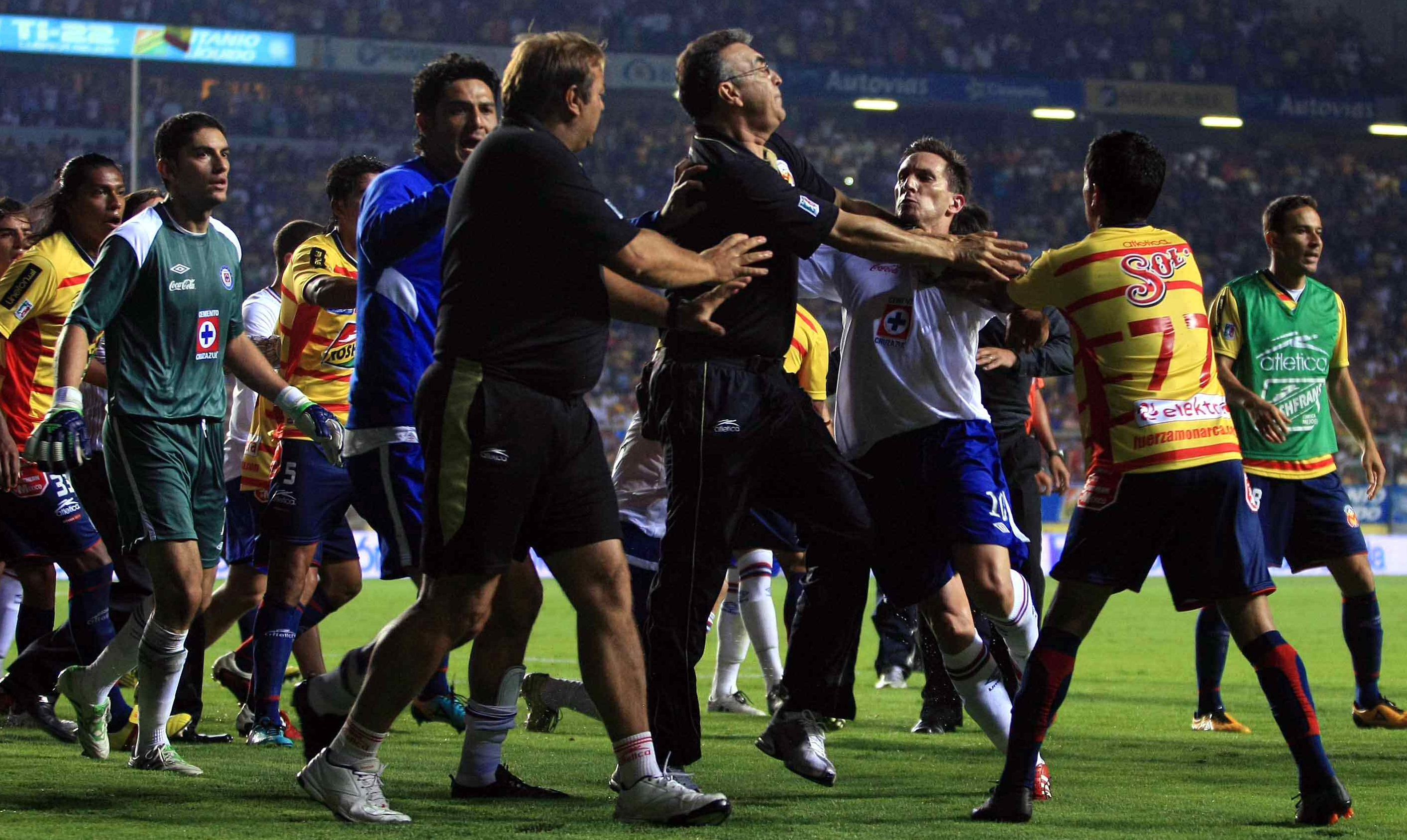 ¡Me están oyendo, inútiles!