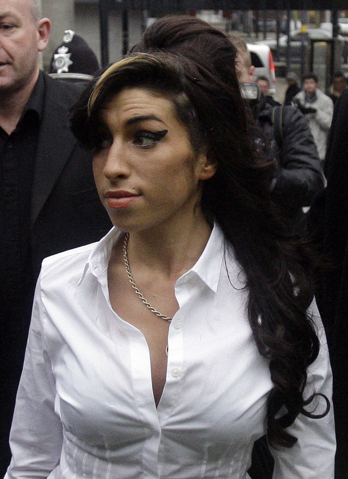 Amy Winehouse sale de centro de tratamientos
