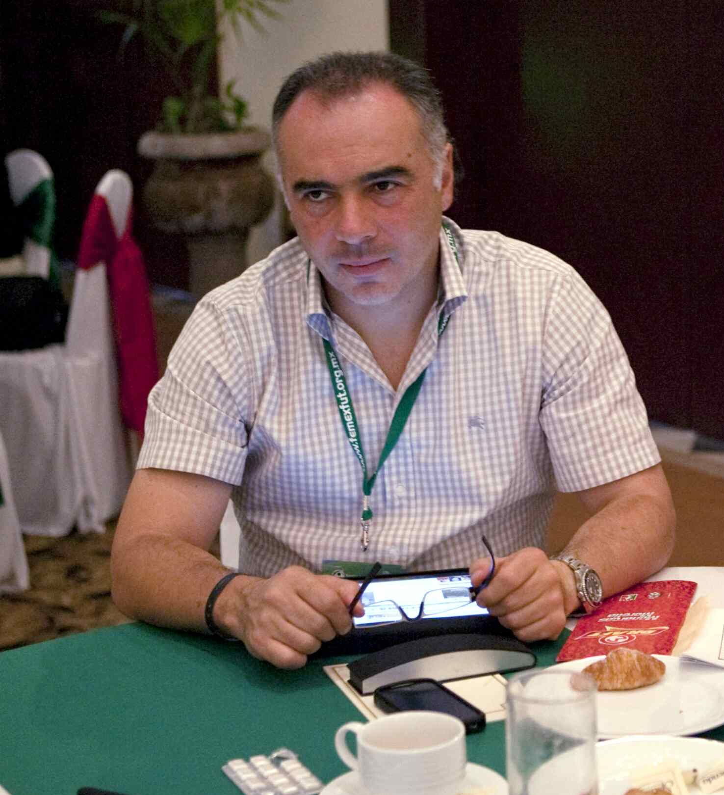 Tanto peca el que inyecta la vaca, como el que…