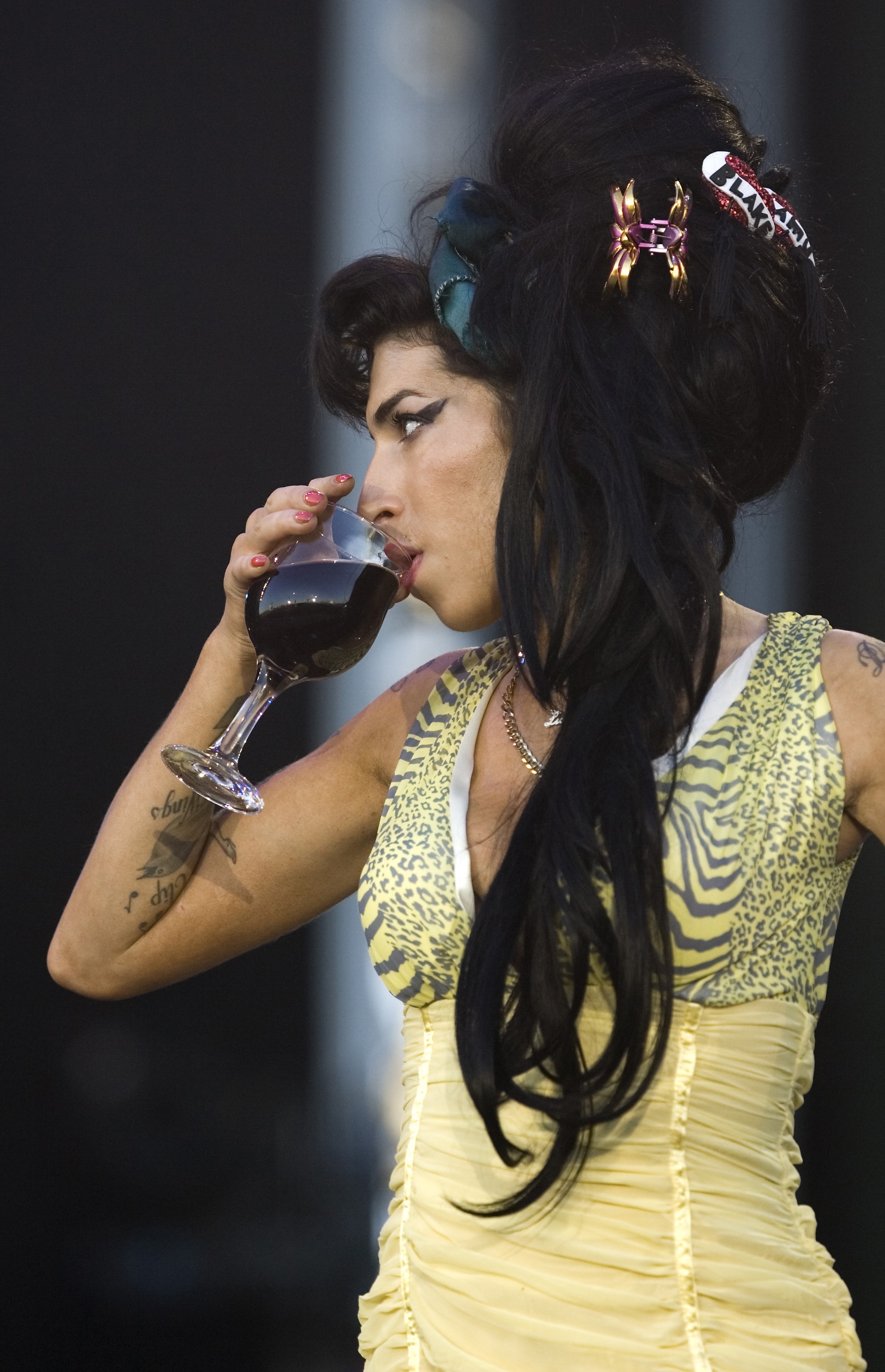 Abuchean a Amy Winehouse en Serbia al inicio de su gira