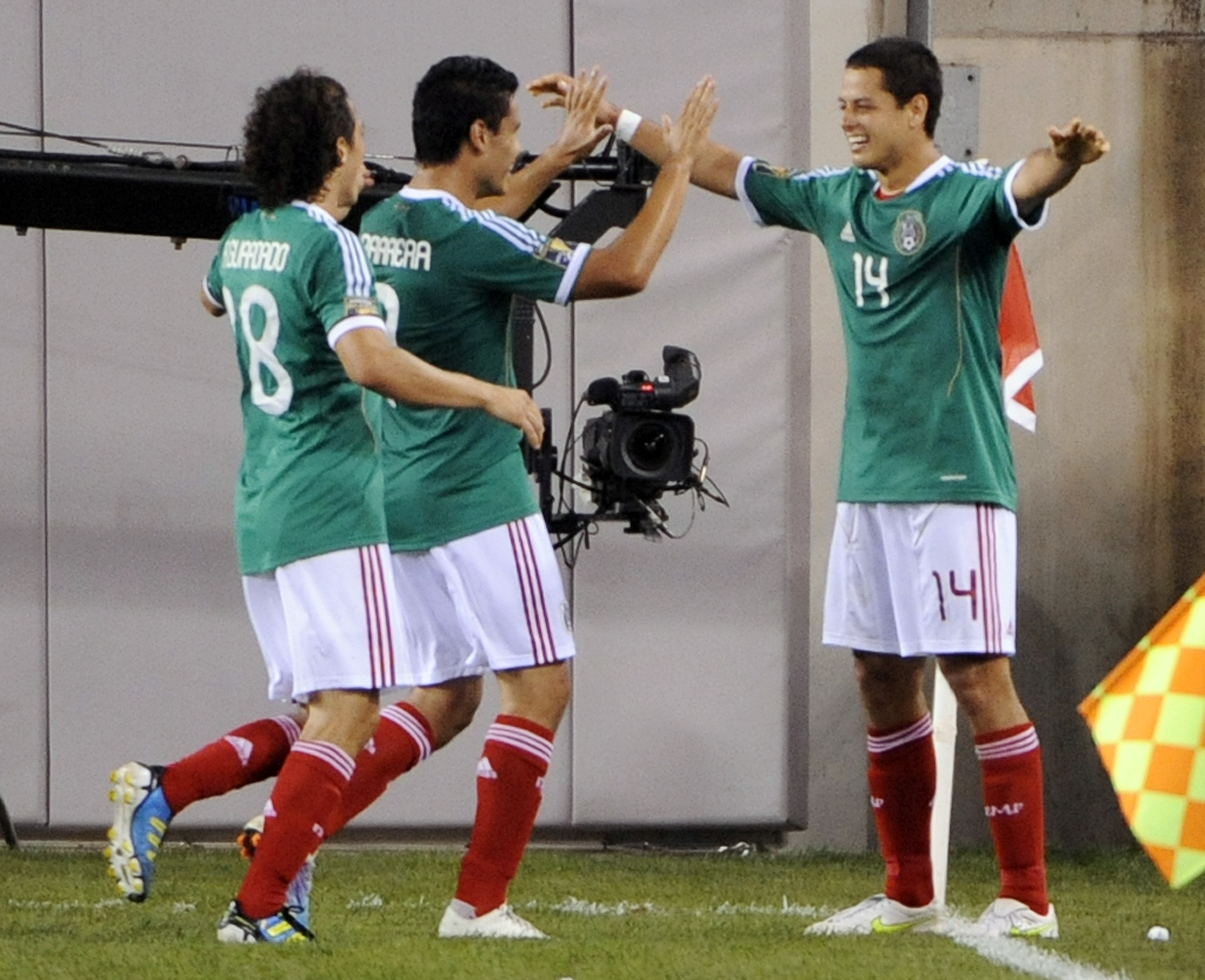 "Chicharito" lleva a México a la semifinal