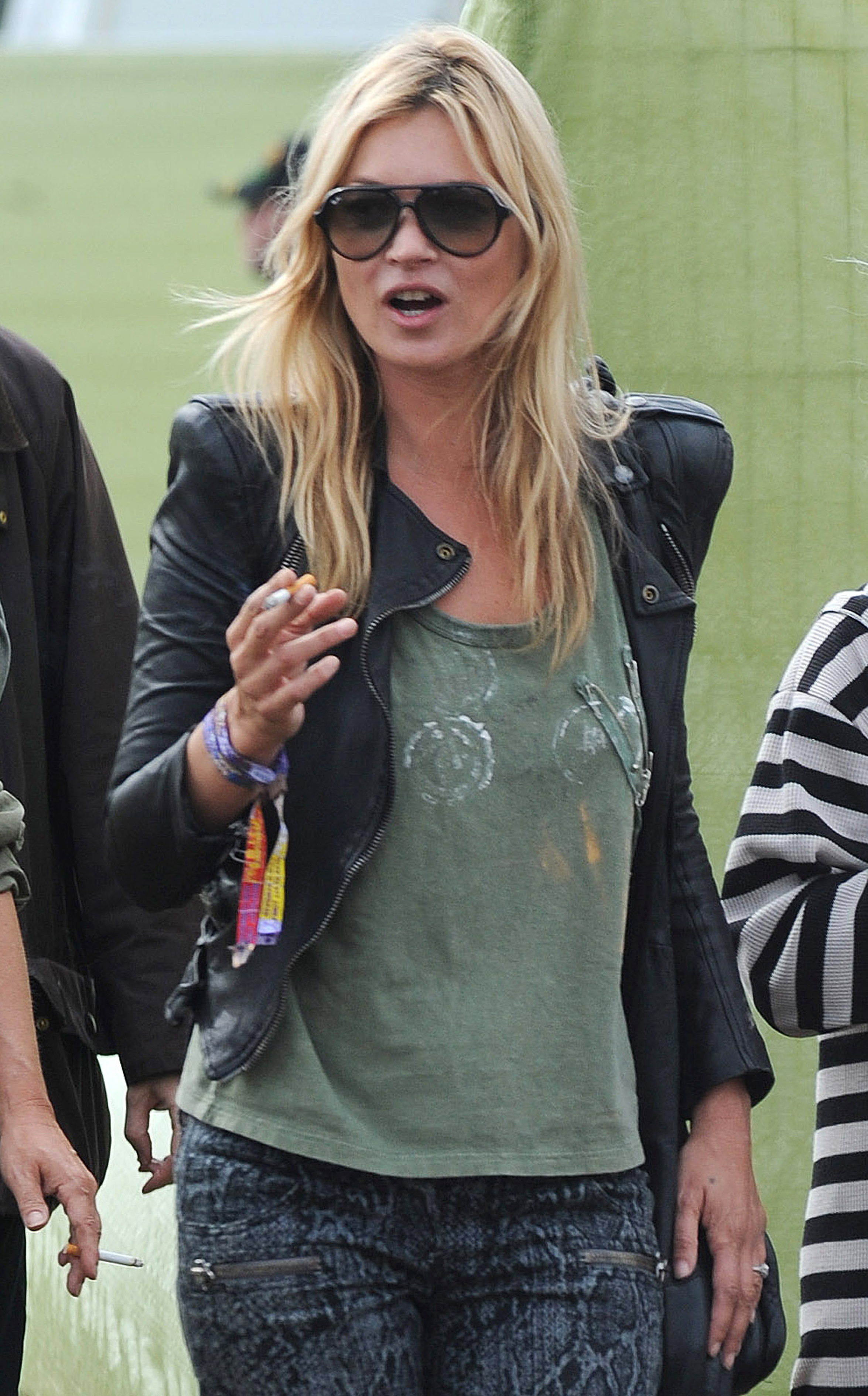 Extrav&iacute;a Moss su anillo en Glastonbury