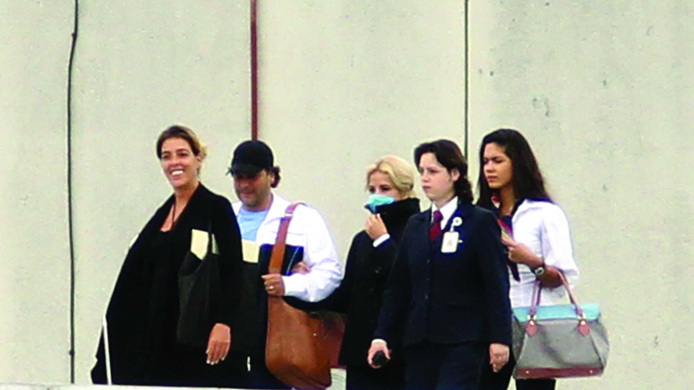 Cubre Trevi su rostro al salir del hospital