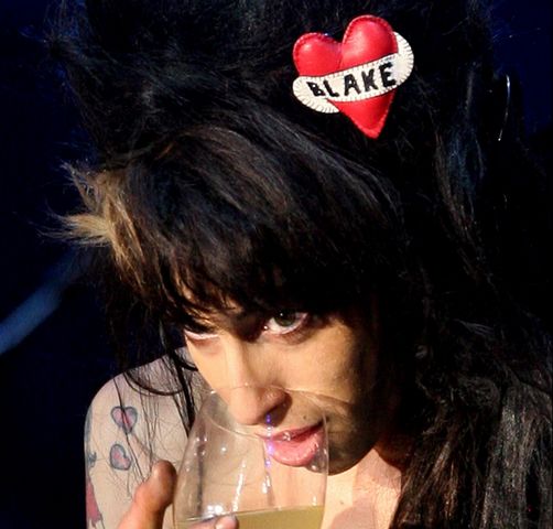 Autopsia de Winehouse no descubre causa de muerte