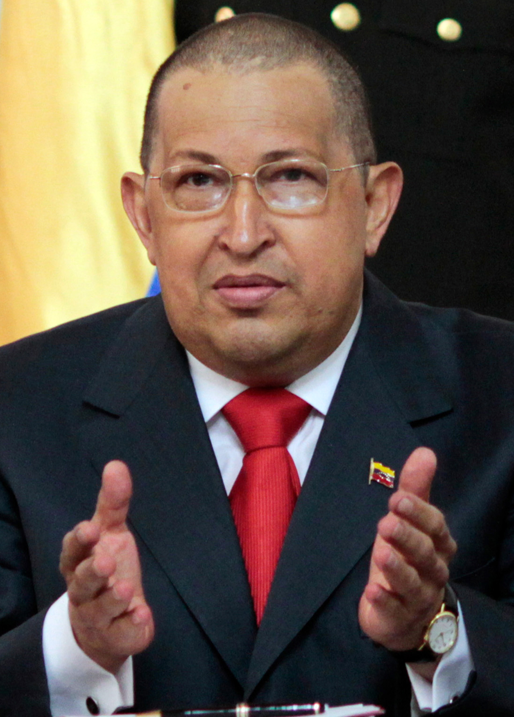 Ch&aacute;vez aparece con la cabeza rapada