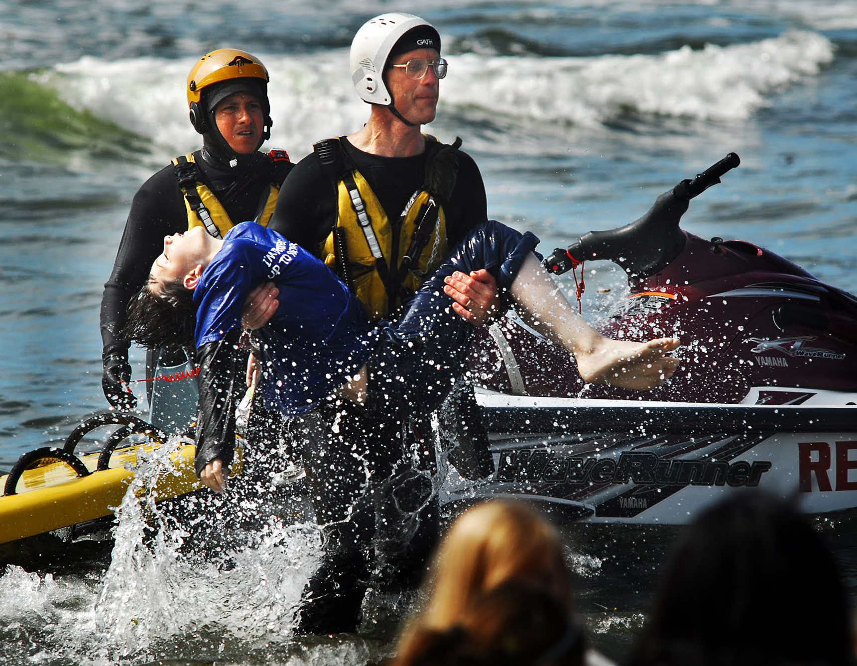 Rescatan a ni&ntilde;o del mar