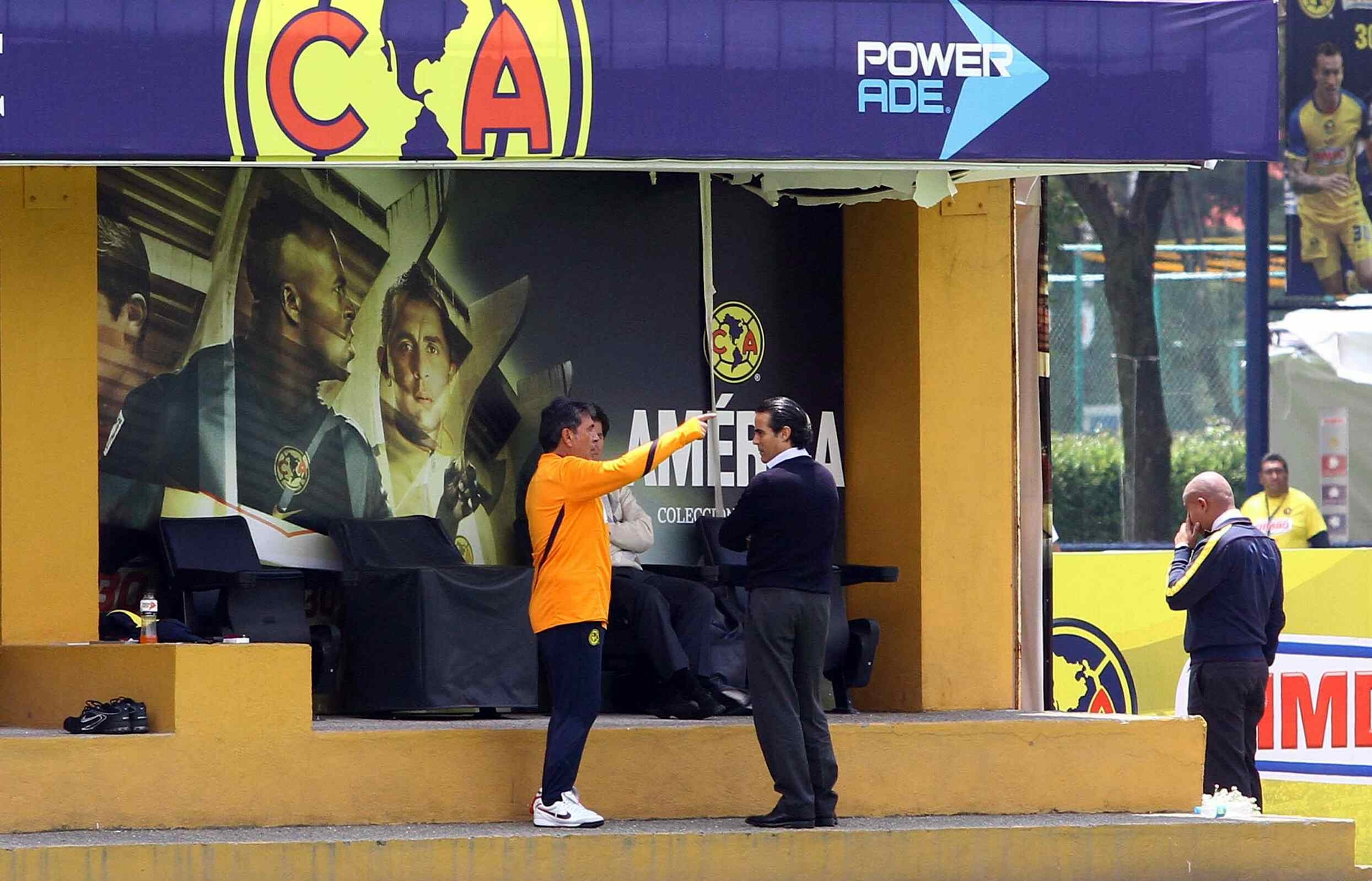 A comer y a misa, sola una vez se avisa