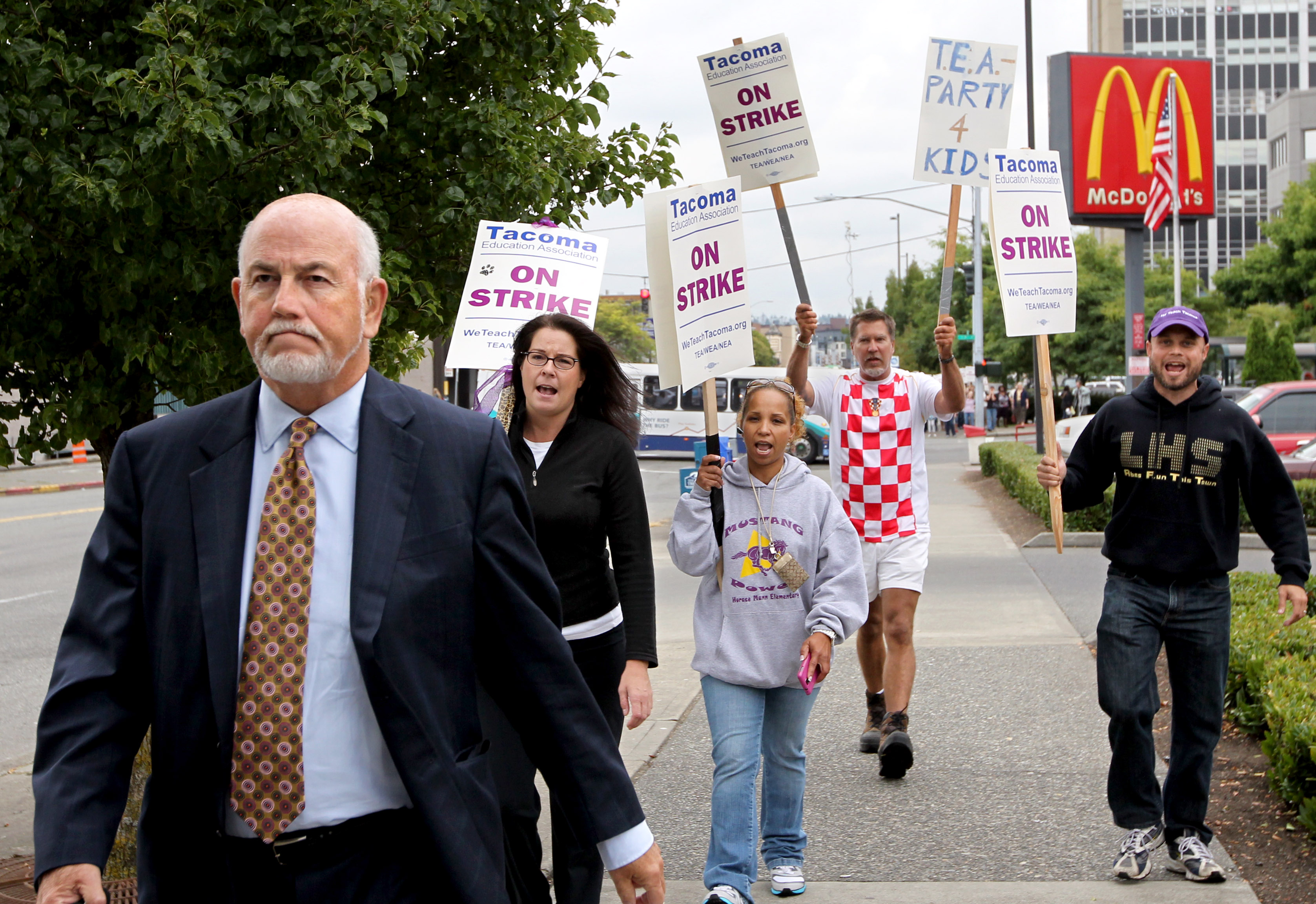 Juez: No habr&aacute;n sanciones para los maestros