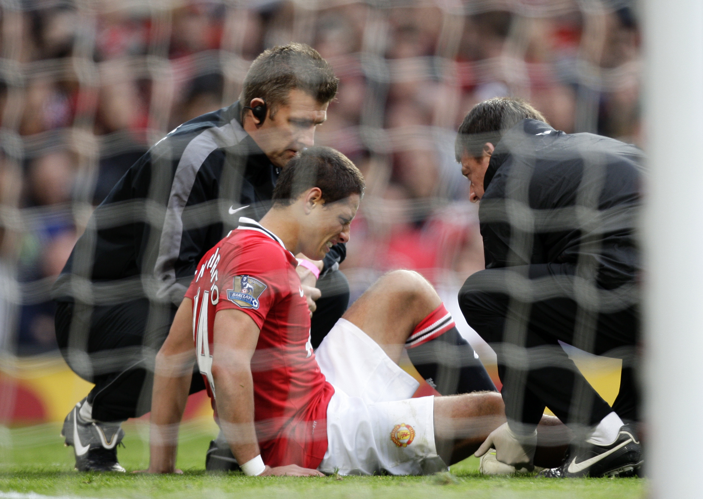 Lesionan a "Chicharito" Hern&aacute;ndez