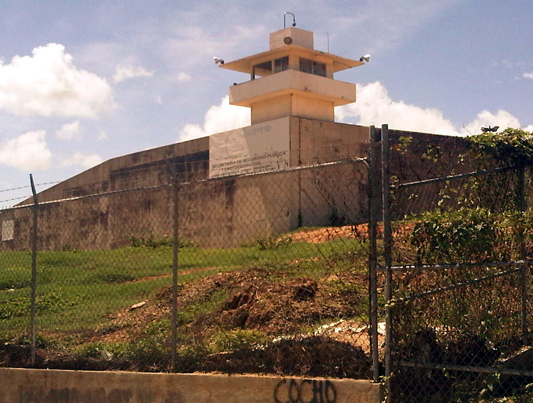 Reos se escapan de prisi&oacute;n