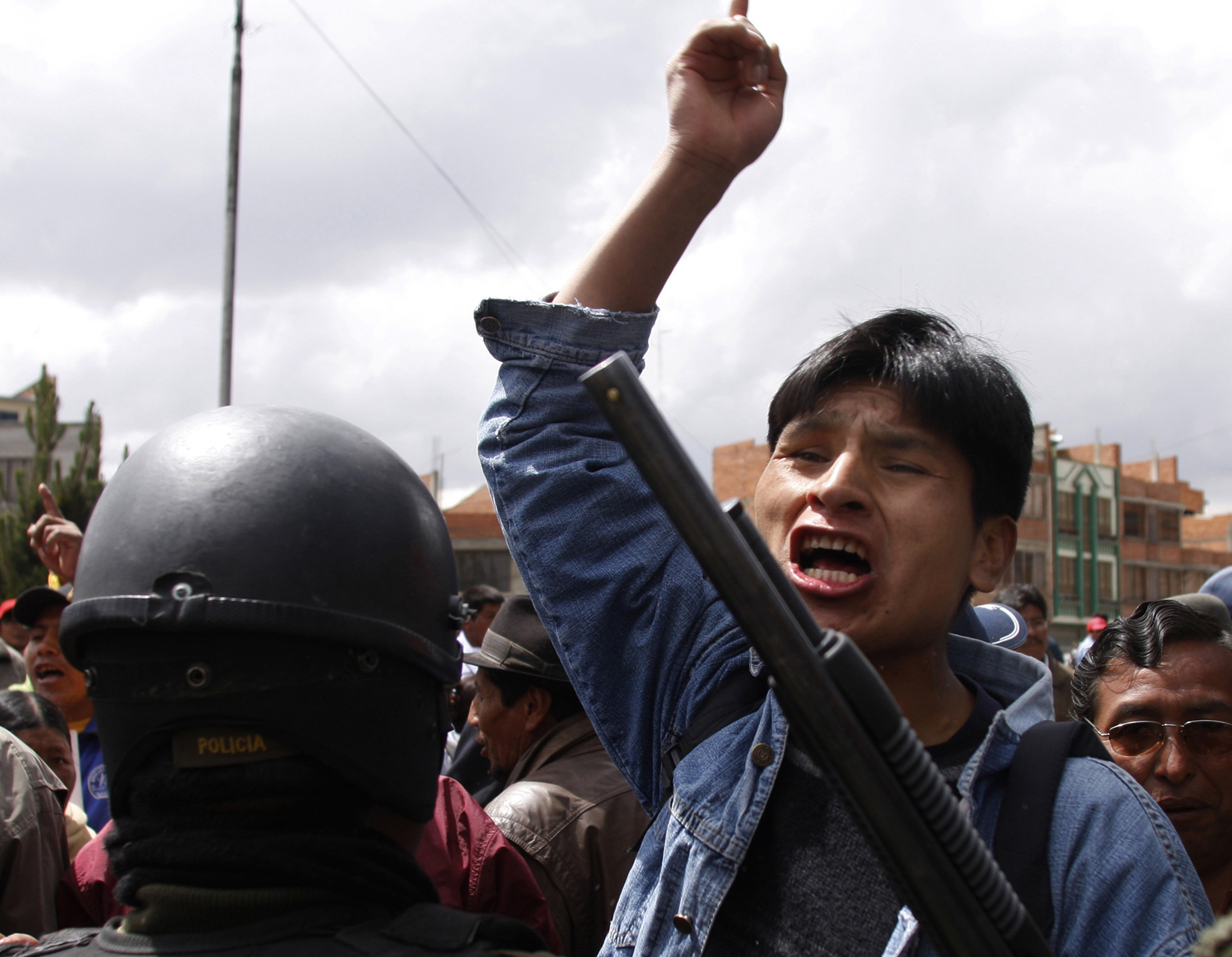 Morales suspende construcci&oacute;n  de pol&eacute;mica carretera