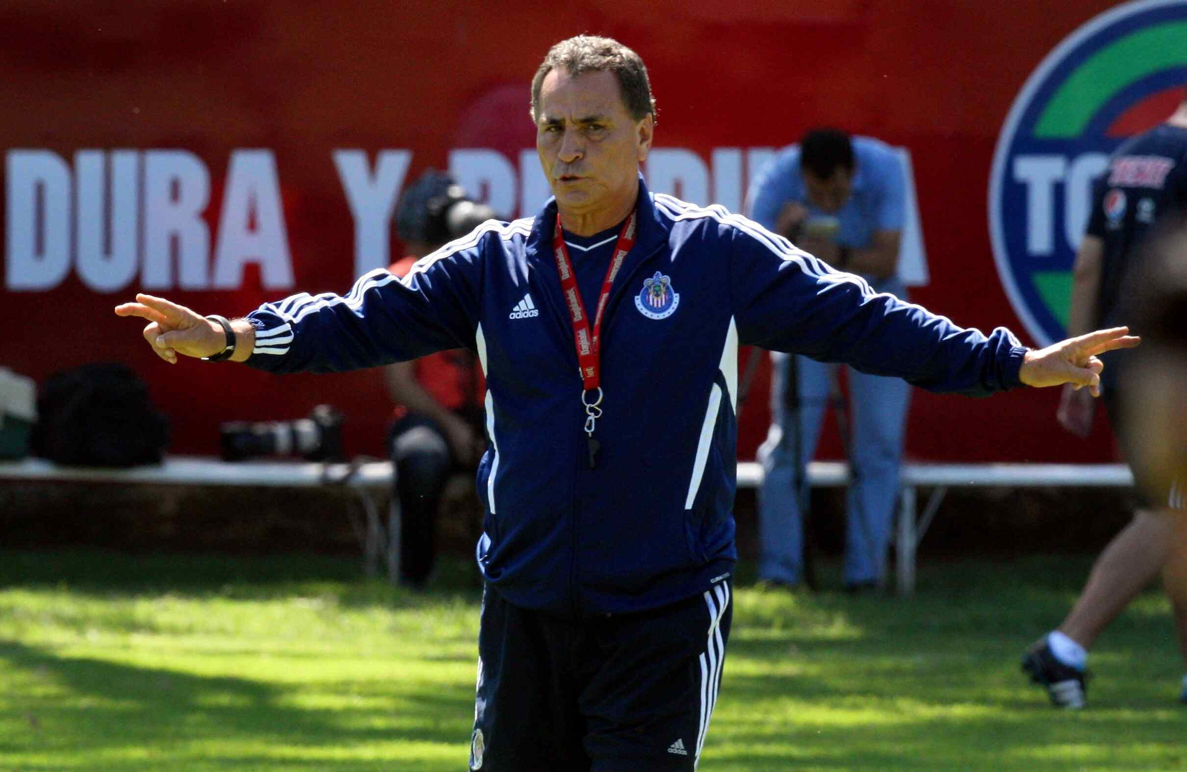 Donde manda capit&aacute;n,  no gobierna arrimado