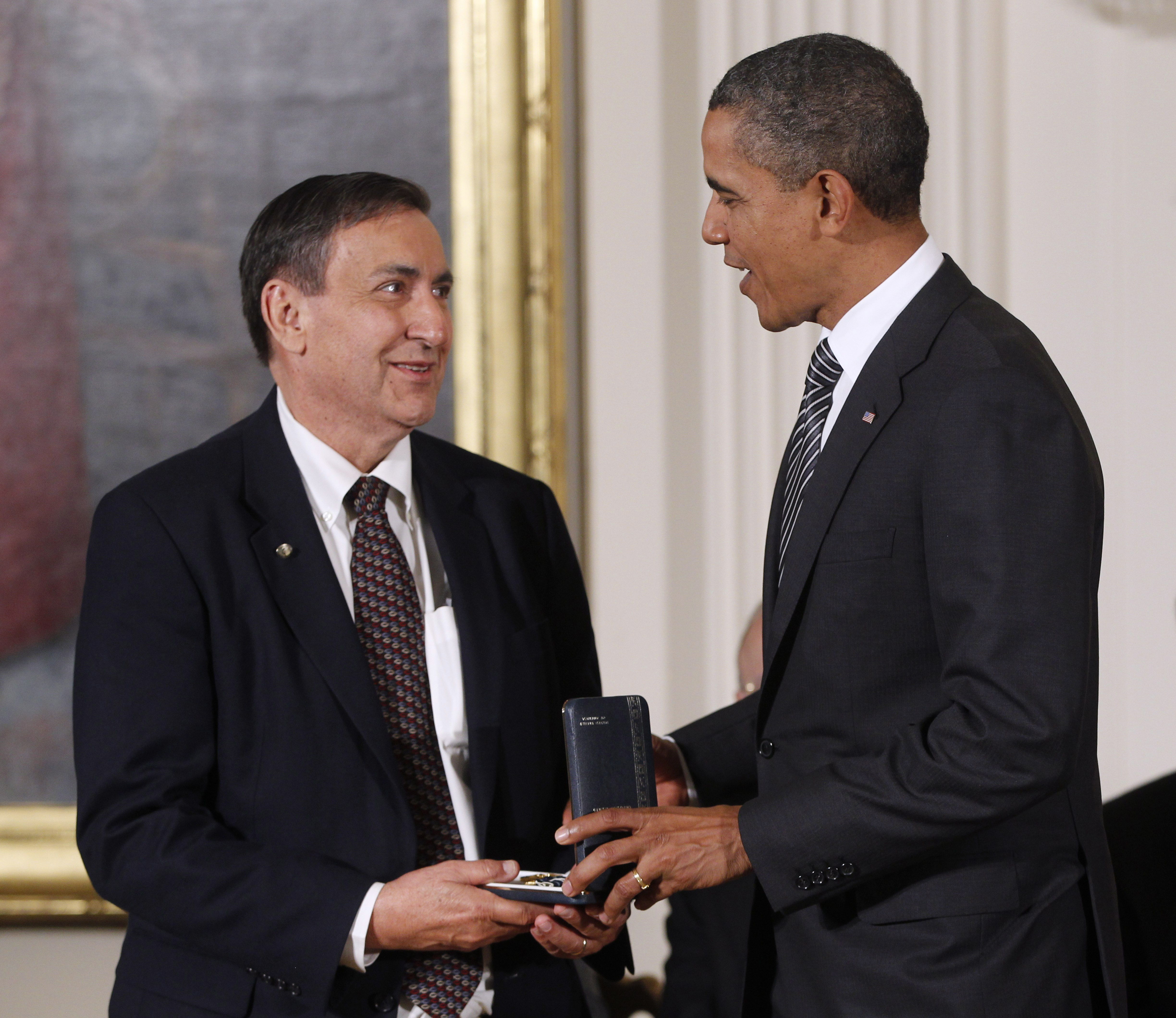 Obama honra a un hispano