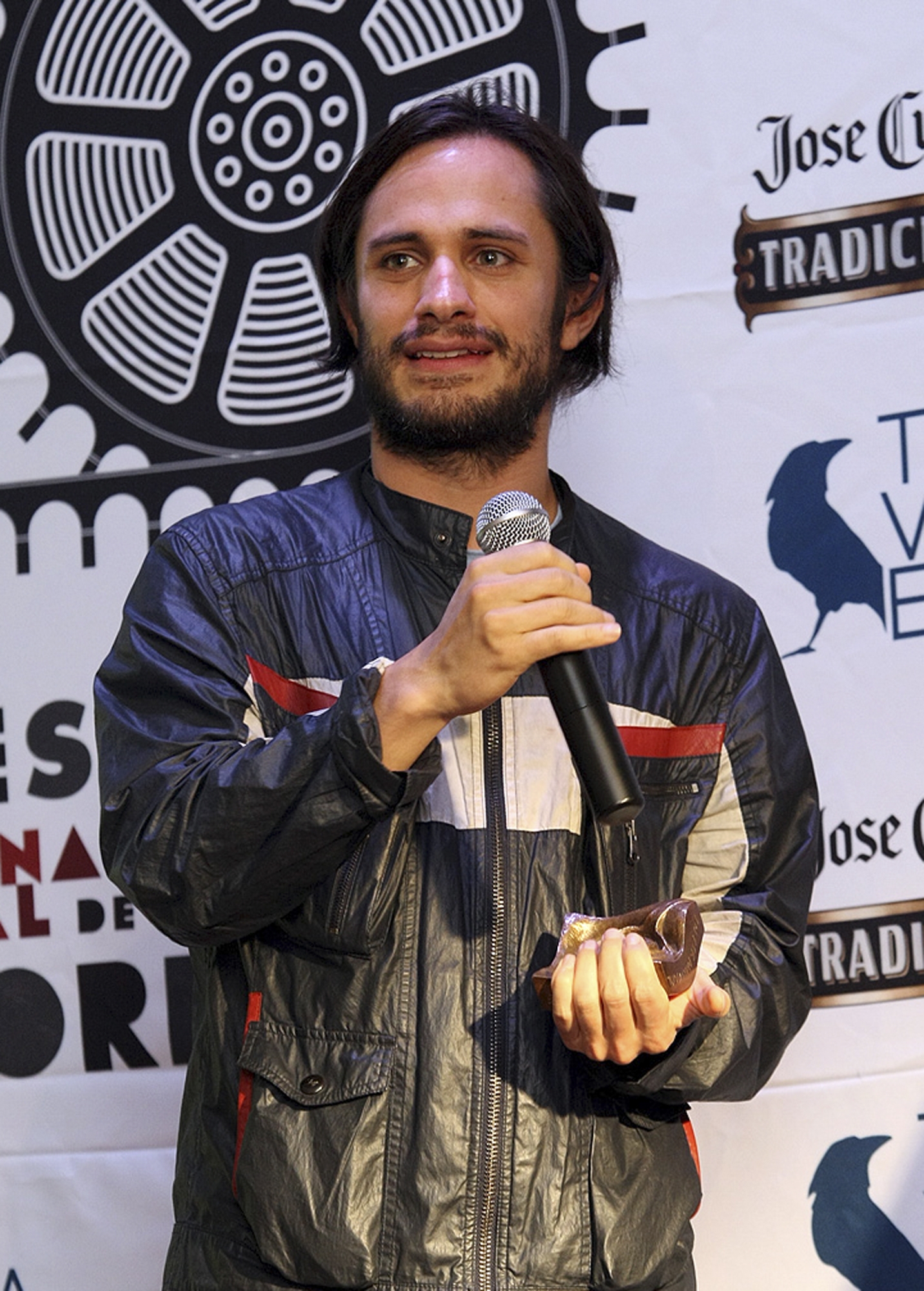 Garc&iacute;a Bernal recibe Premio Tradicional Cuervo en Morelia