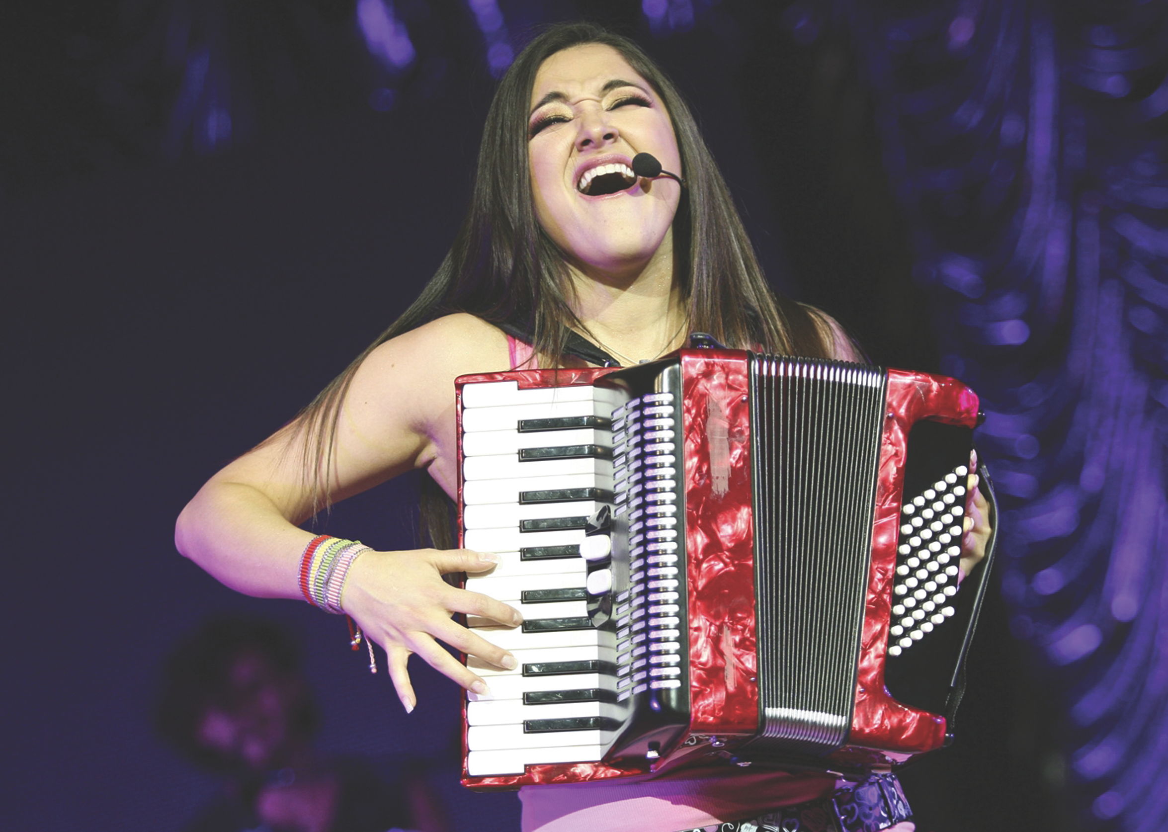 Ofrecen gruperos duetos a Sherlyn