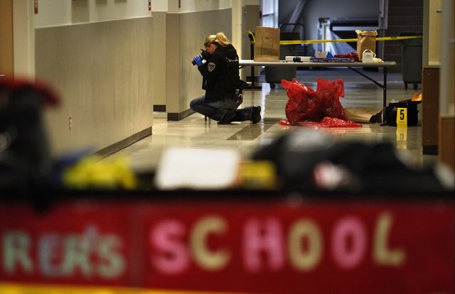 Estudiante apu&ntilde;ala a dos alumnas en Snohomish High School