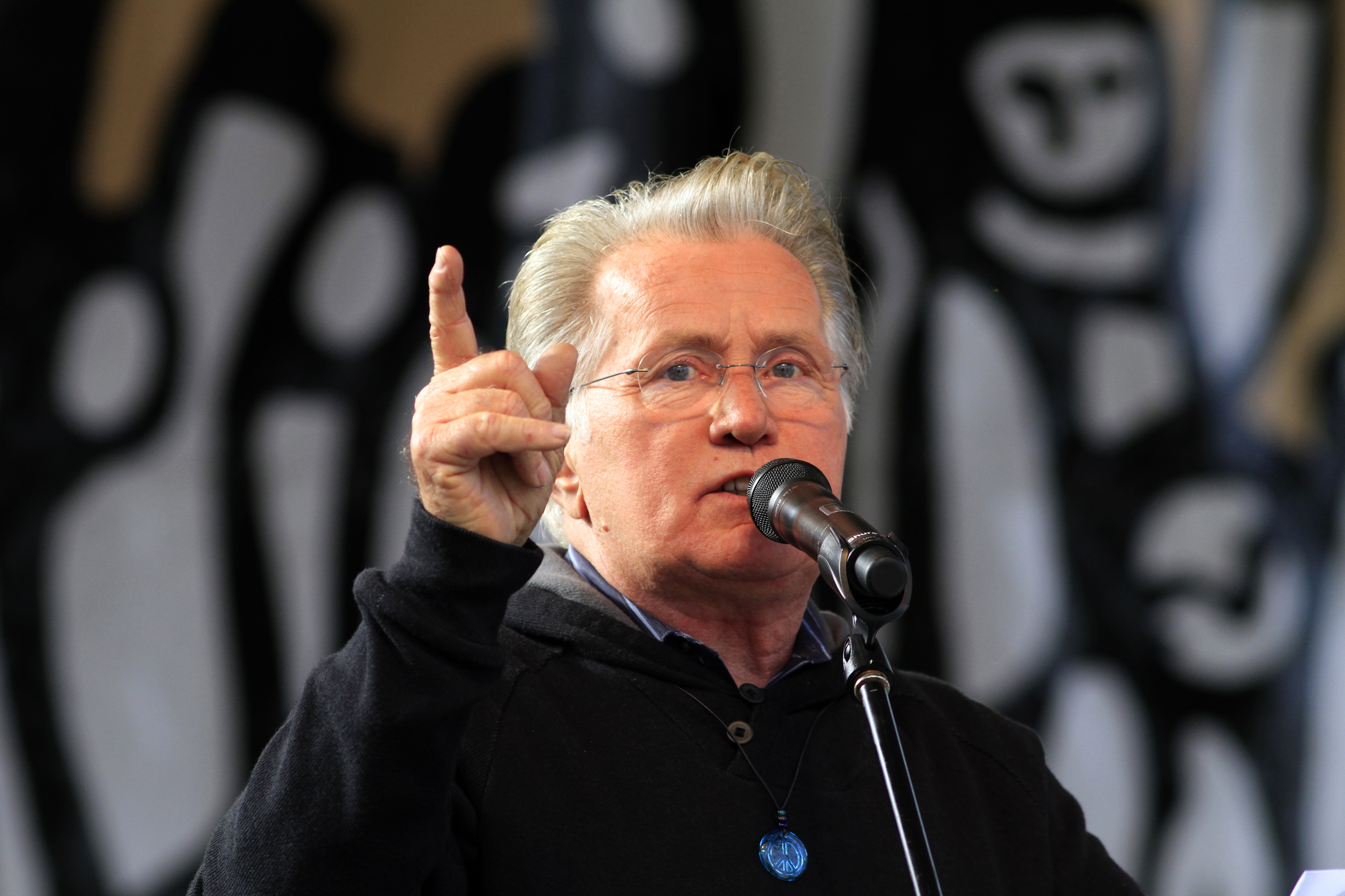 Martin Sheen pide libertad para boricua acusado de asesinato