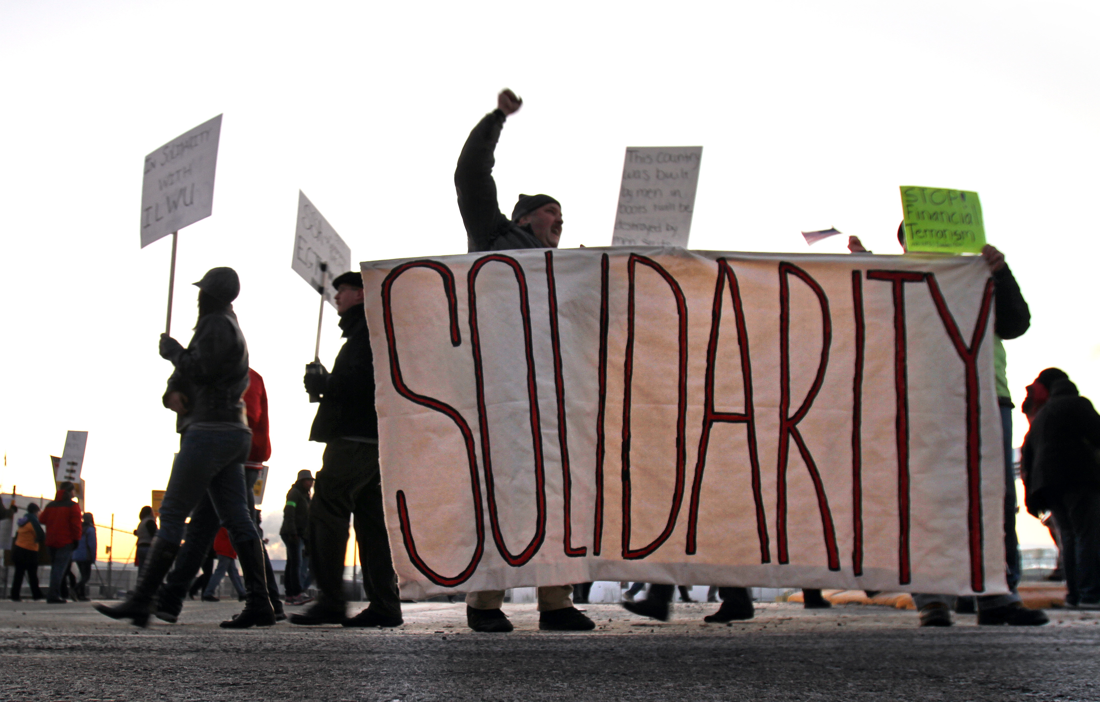 Manifestantes bloquean operaciones portuarias