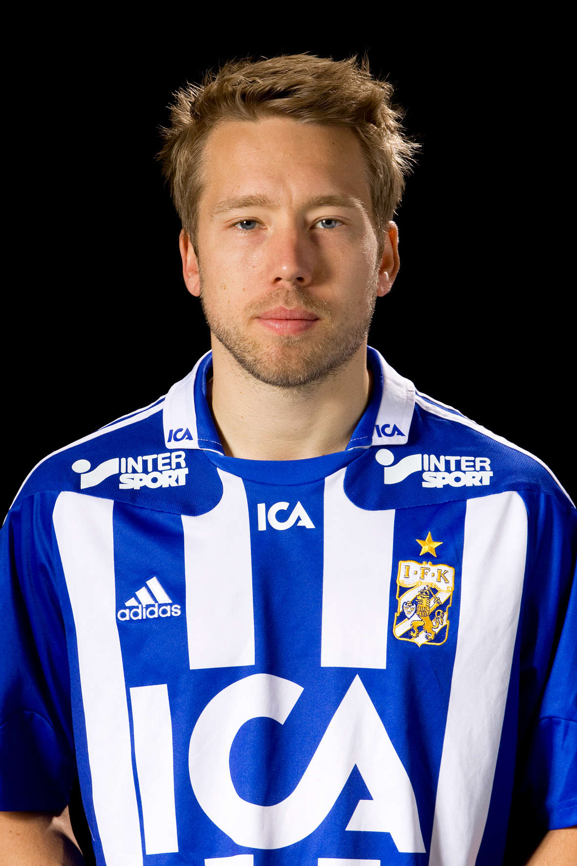 Sounders firma defensa sueco