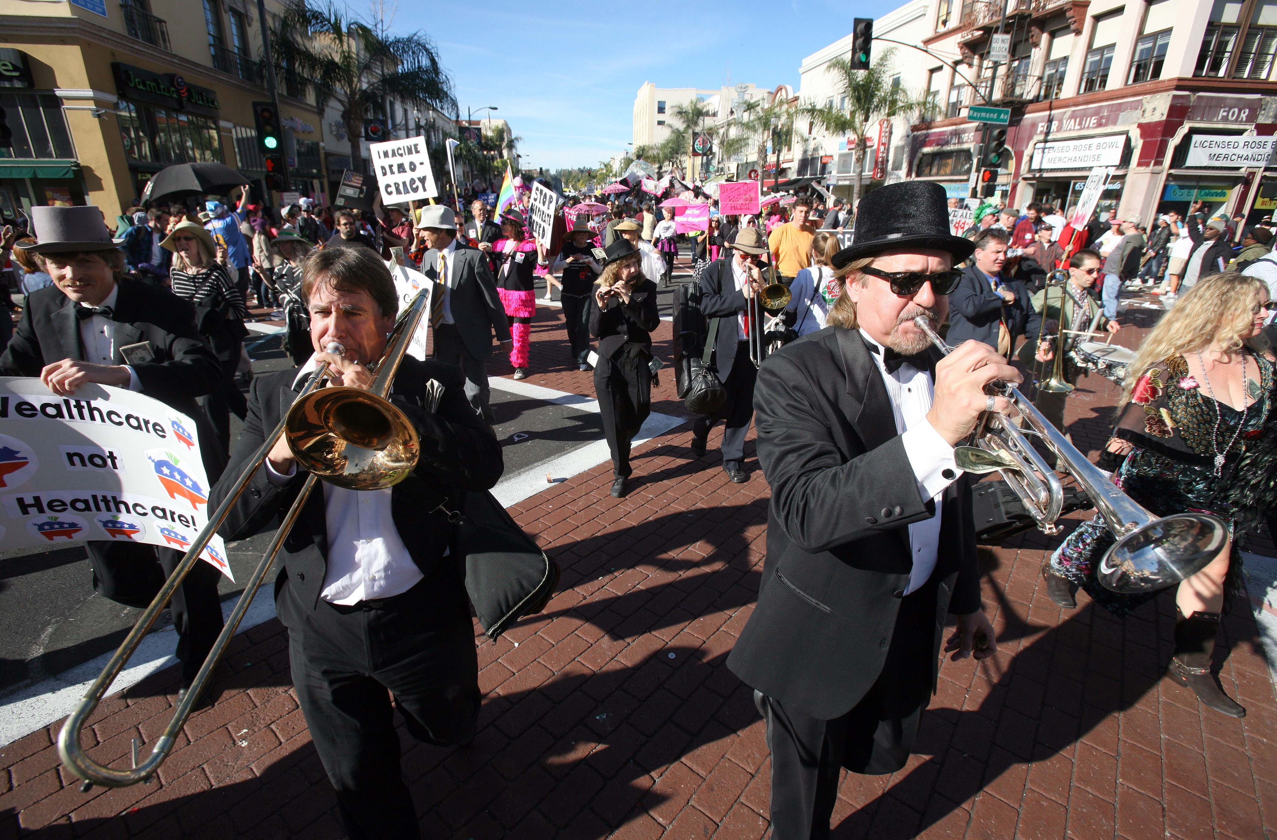 El Desfile de las Rosas lleg&oacute; entre protestas
