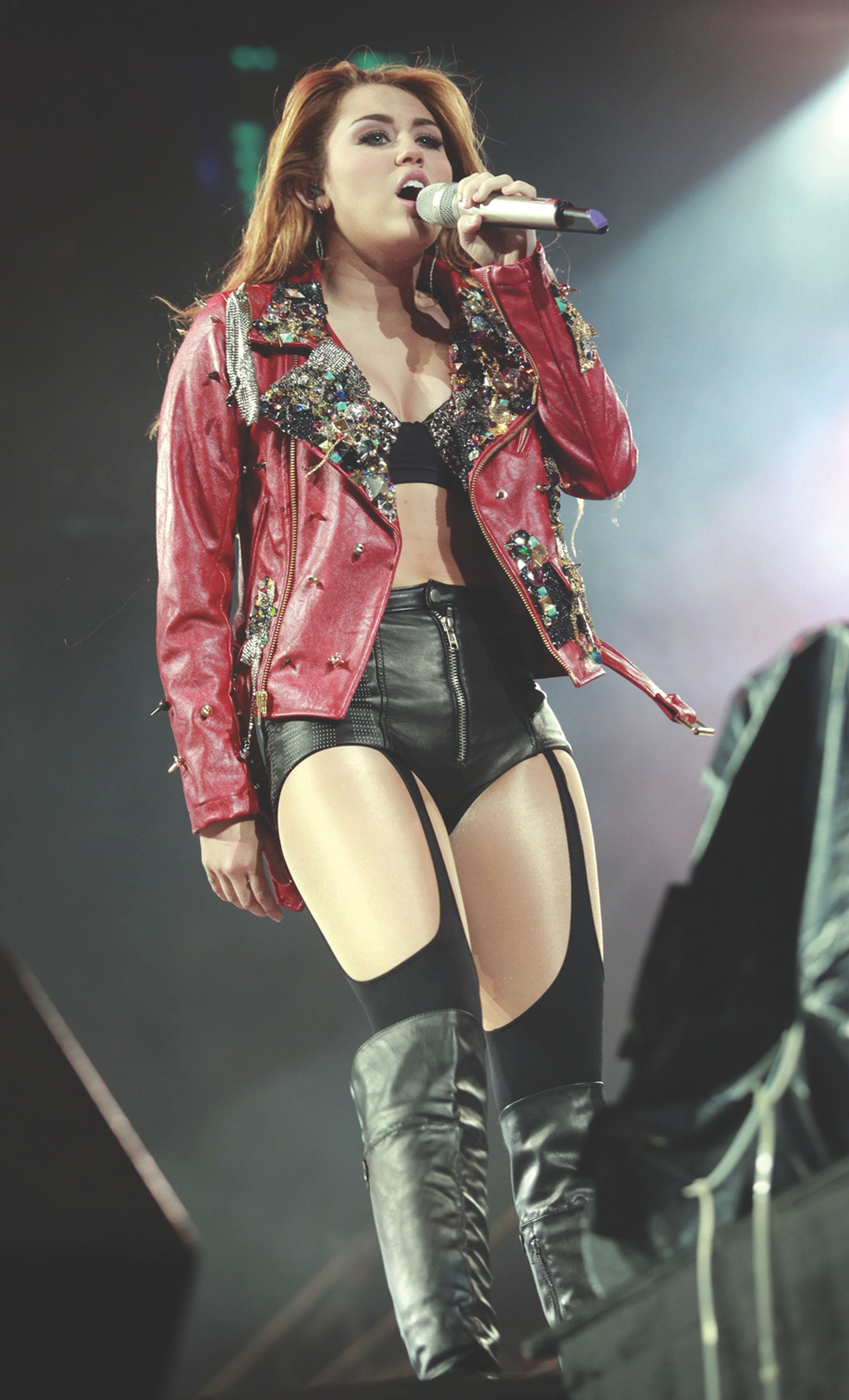 Se unen Shakira y Miley Cirus para ayudar