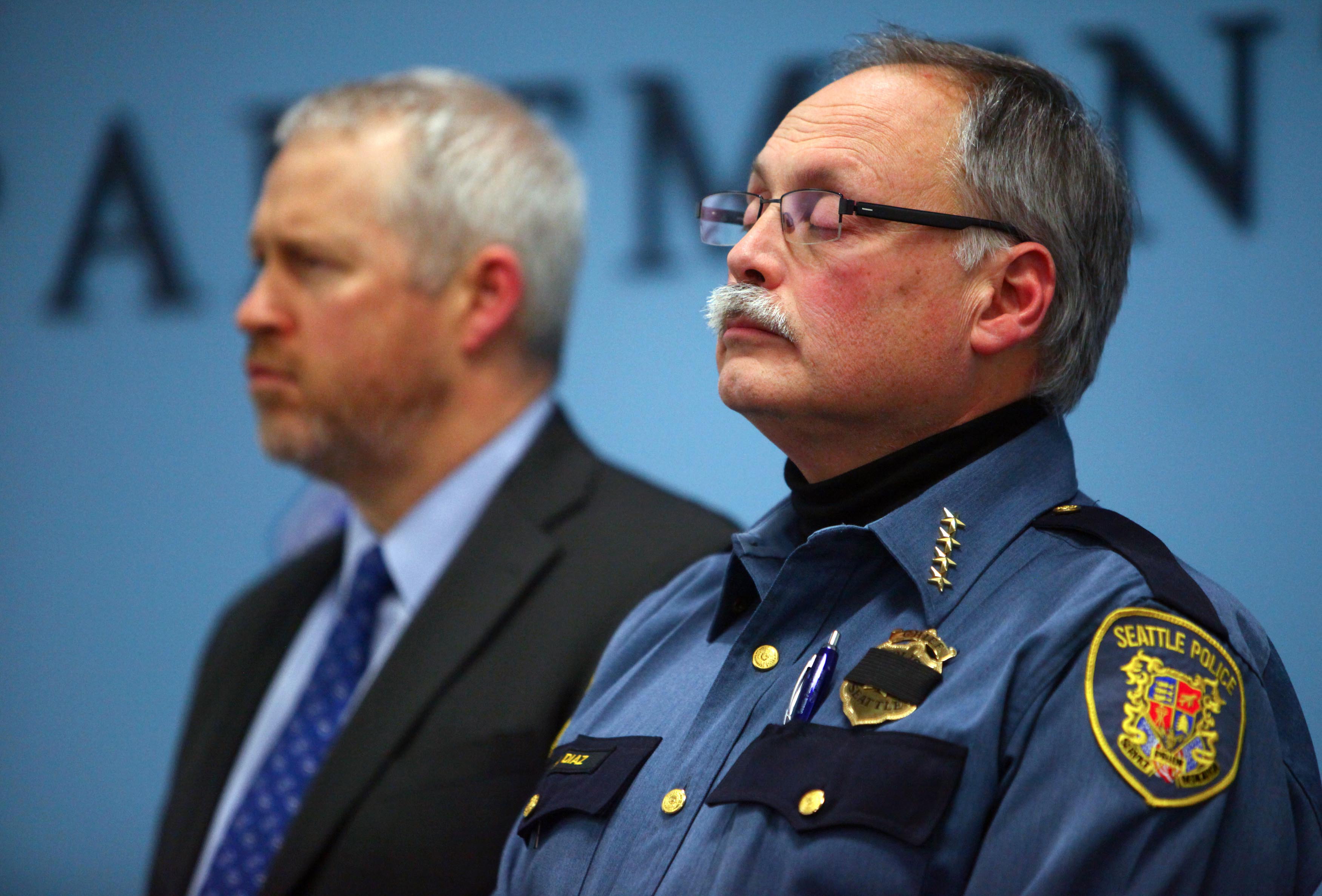 Polic&iacute;a de Seattle se suicida,  luego de ser arrestado