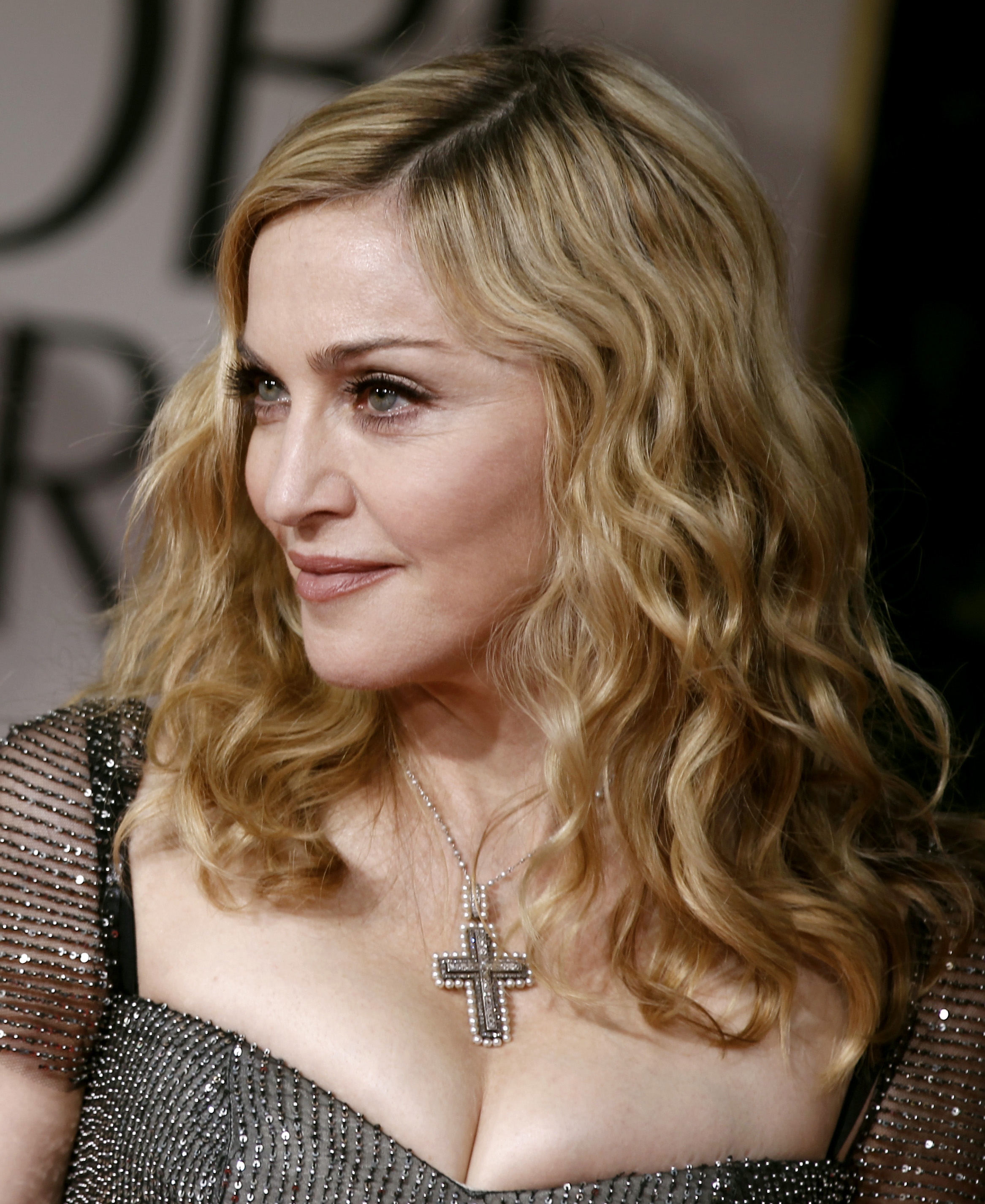 Madonna lanza video en rótulos electrónicos e Internet