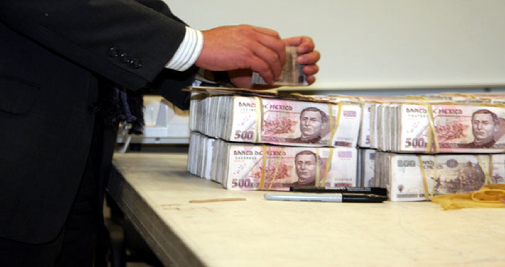 Equipaje de funcionarios con alta suma de dinero