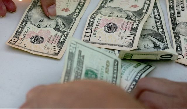 Latinos se ven muy afectados por declive econ&oacute;mico