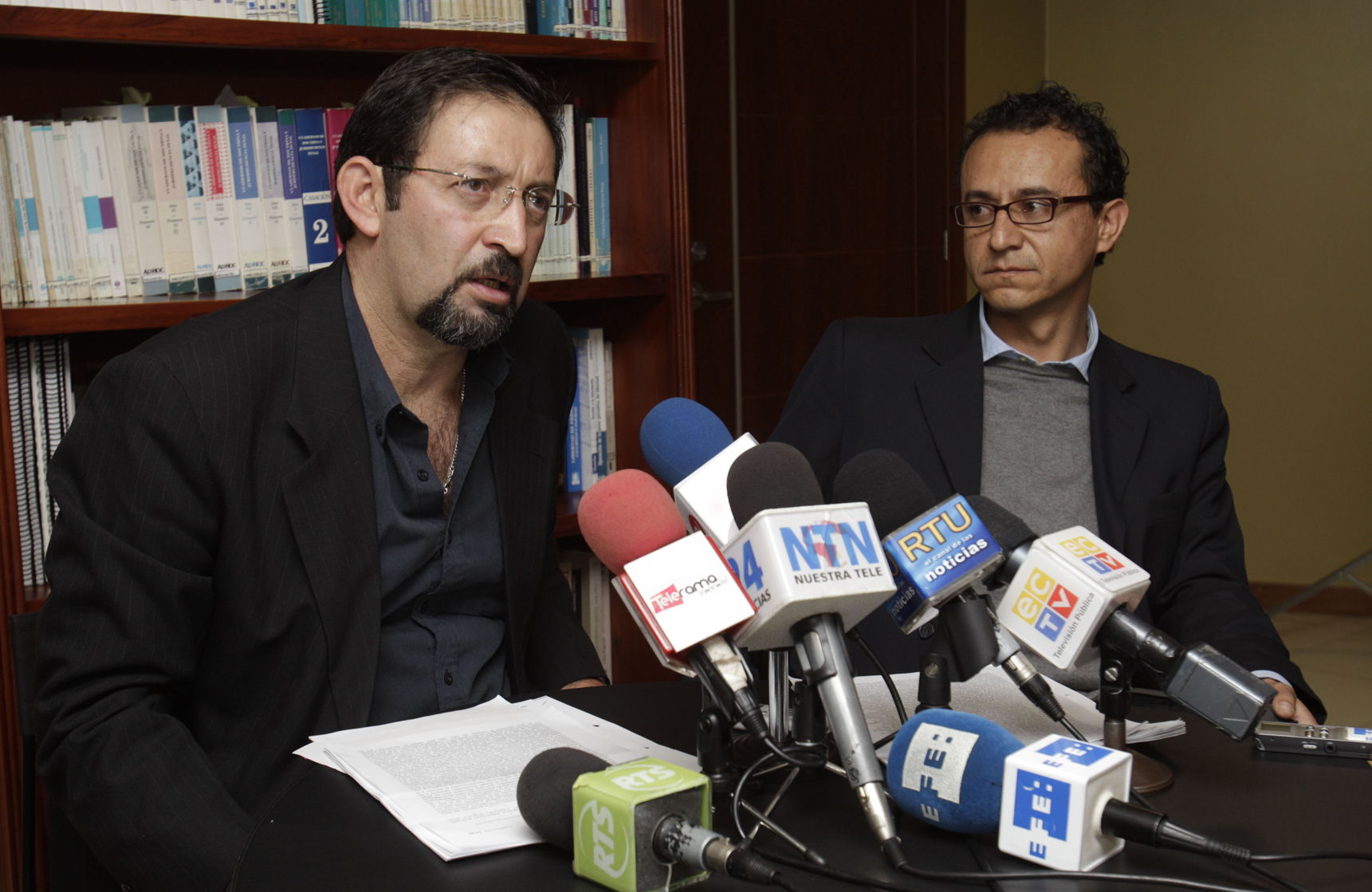 Periodistas deber&aacute;n pagar $2 millones al Presidente Correa