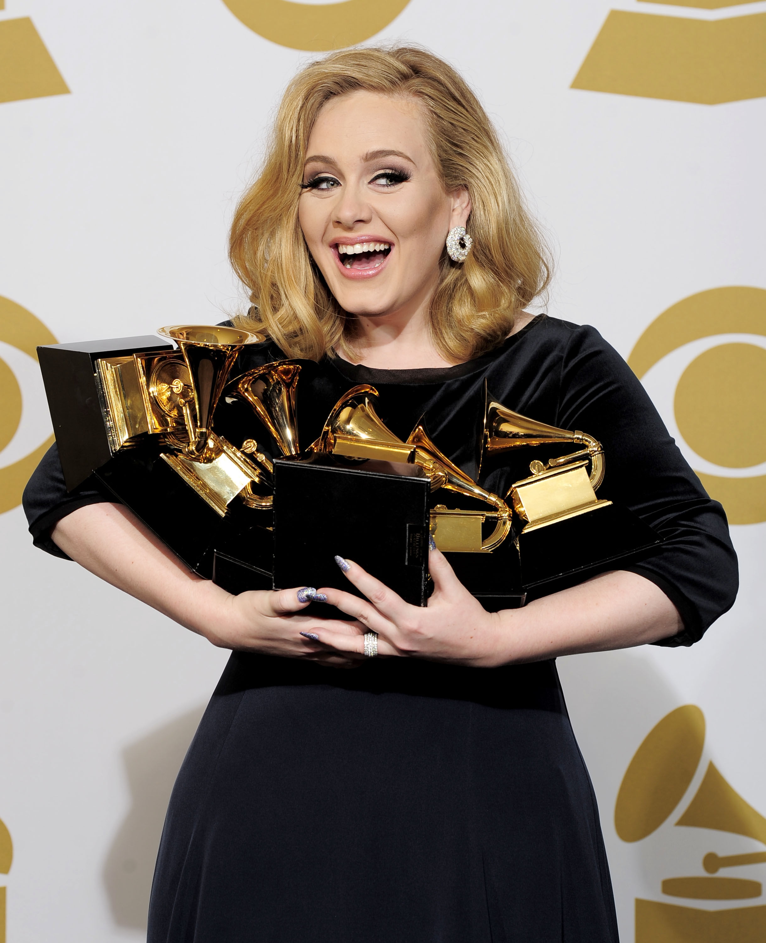 Adele arrasa con 6 Grammy, incluido álbum del año