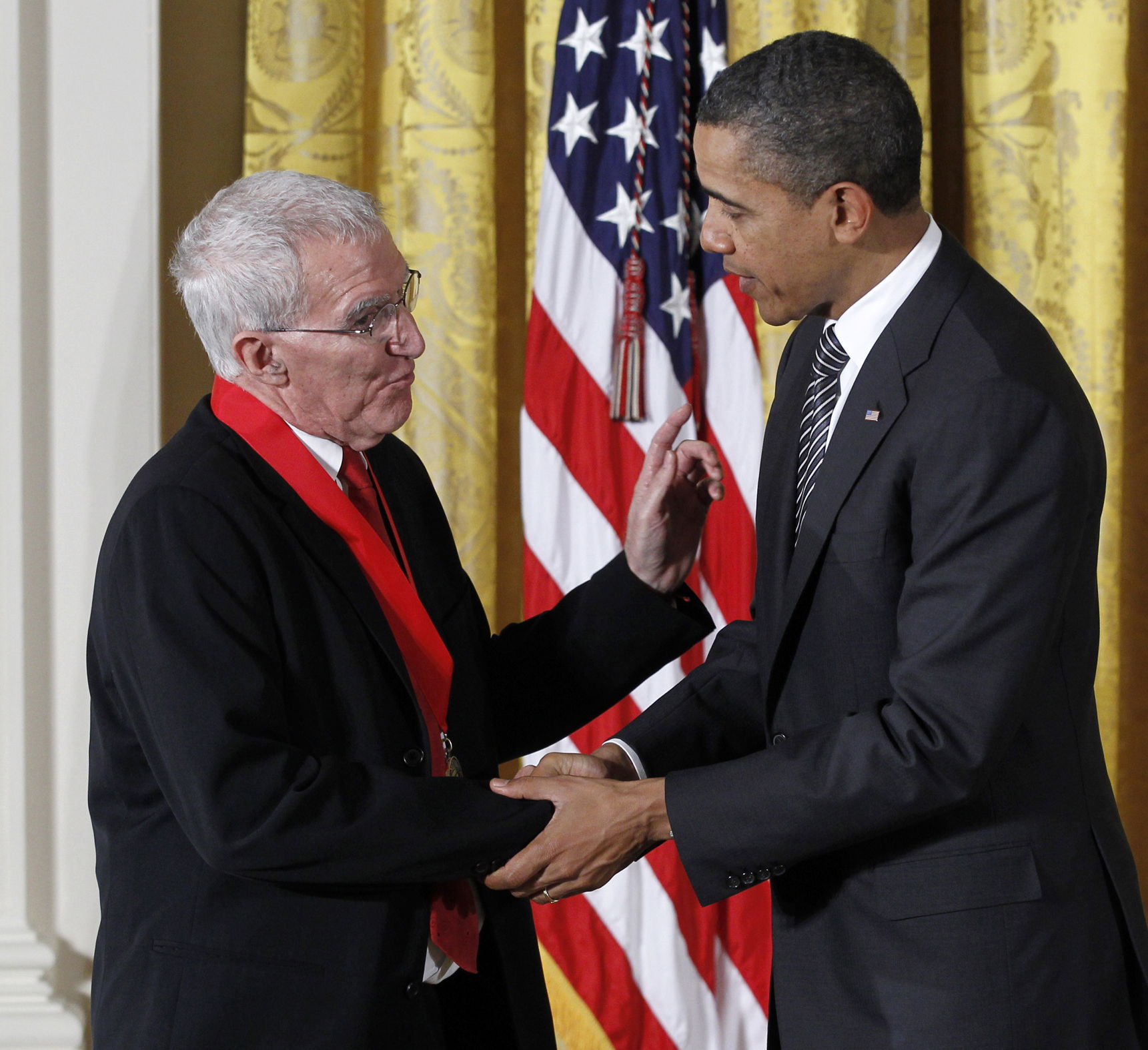 Obama otorga Medalla de Humanidades  a dos intelectuales hispanos