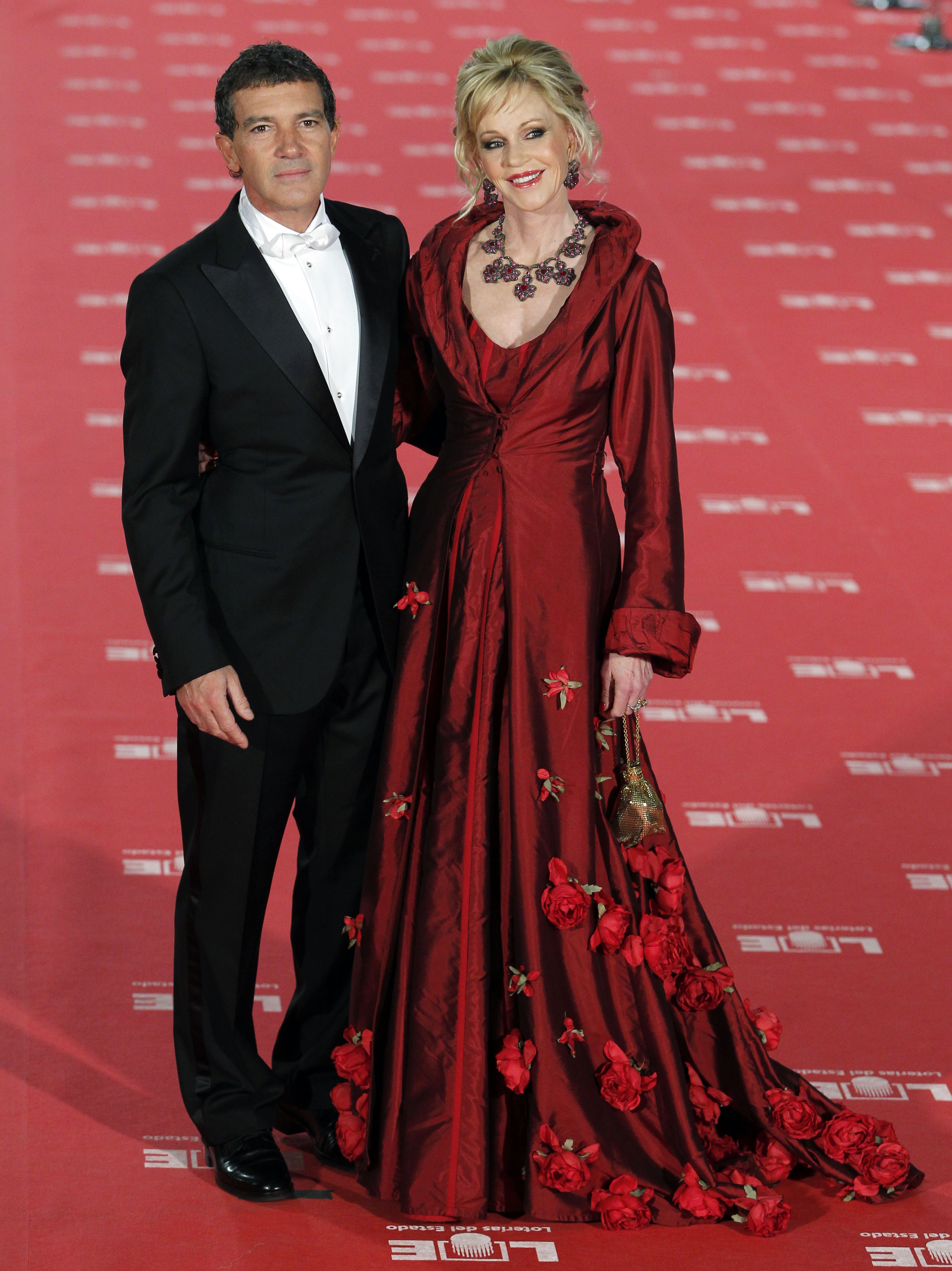Banderas y Almod&oacute;var brillan en alfombra roja de los Goya
