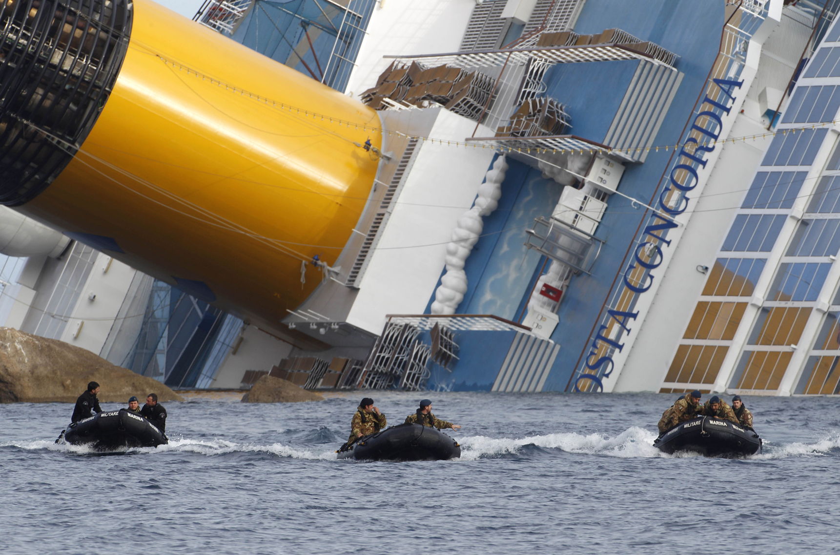Hallan 8 cad&aacute;veres en Costa Concordia