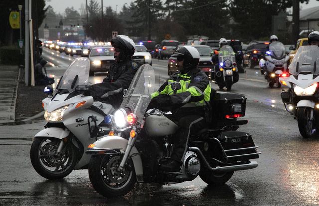 6 acusados de ayudar escapar al asesino de un polic&iacute;a