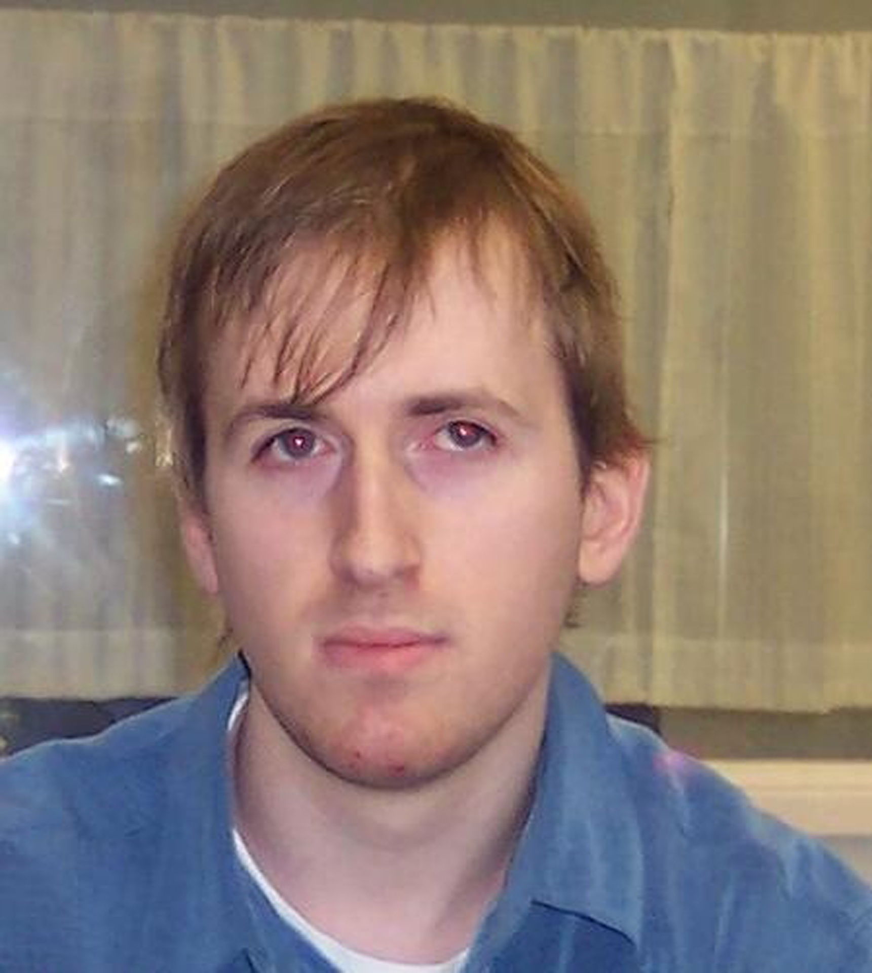 Hombre ataca a juez y polic&iacute;a