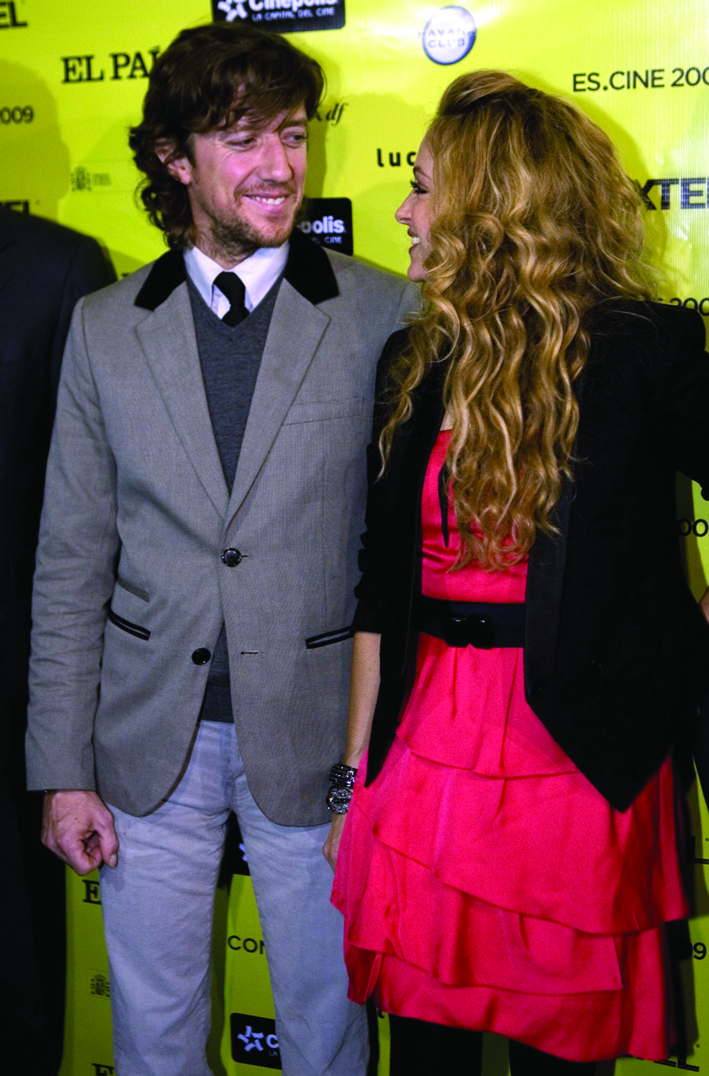 Marido de Paulina Rubio pide divorcio en Miami