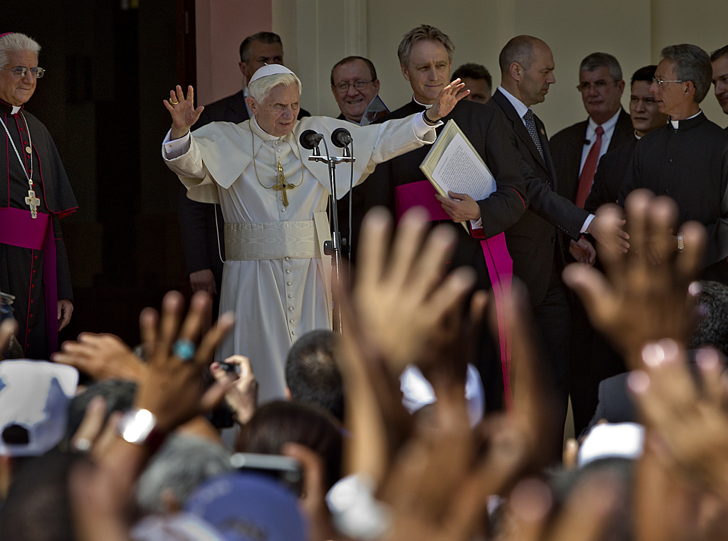 Papa concluye visita a Cuba con duro mensaje y reuni&oacute;n con Fidel