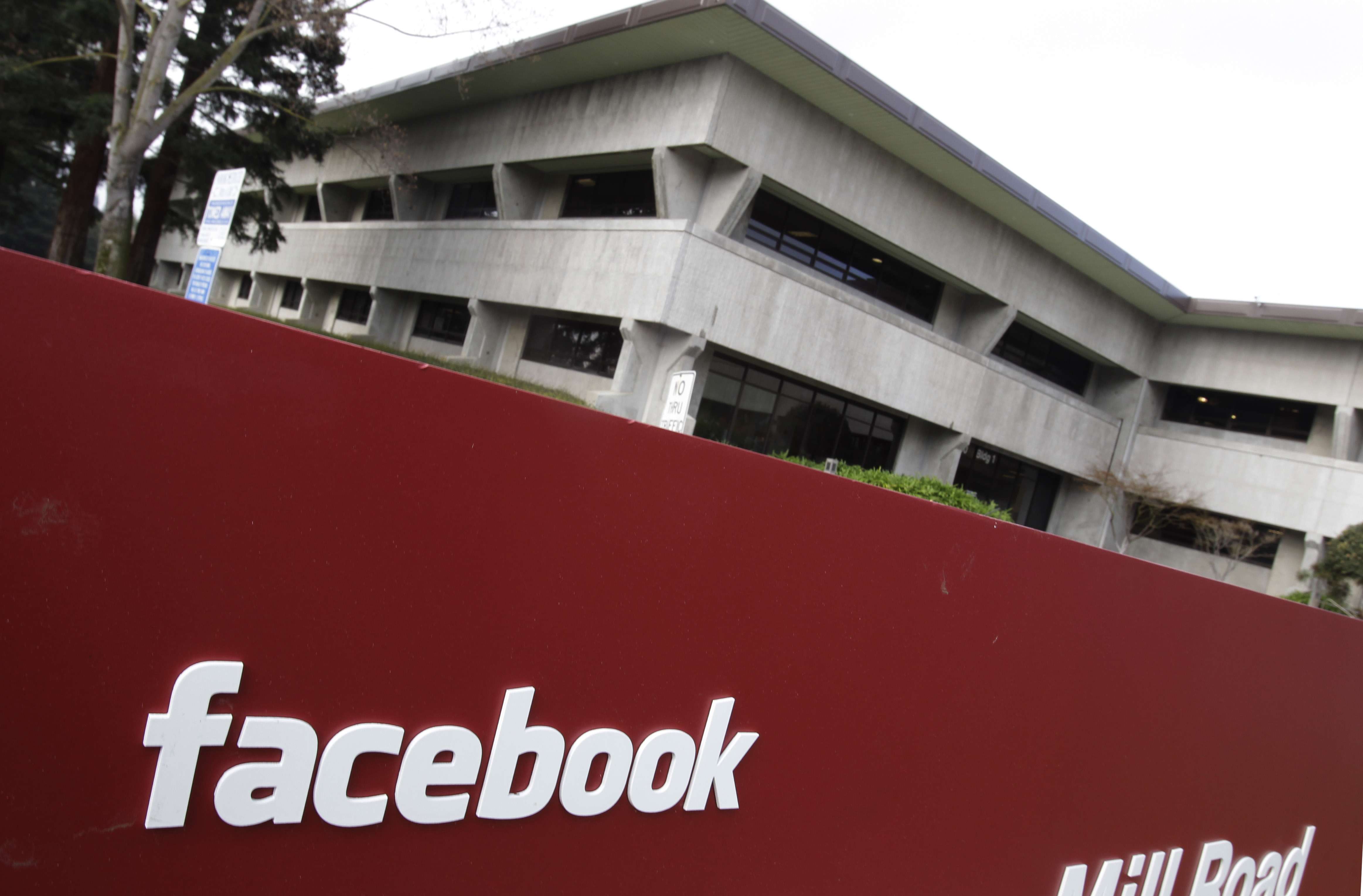 Facebook contrademanda a Yahoo y la acusa de "miope"
